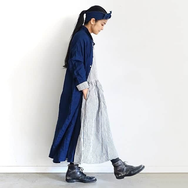 キナリノさんのインスタグラム写真 - (キナリノInstagram)「. ヴィンテージの風合いを楽しむ「ichi Antiquités｜INDIGO Selvage Stripe Dress」 . ─────────────────── キナリノアプリでは素敵な情報とアイテムを、 毎日お届けします。 →ダウンロードはプロフィールリンクから ─────────────────── . オリジナルのコットンリネン地インディゴストライプのワンピース。 兵庫県・播州織の産地で、今では限られた台数しかない力織機で織られた生地を使用しています。 手間と時間をかけてできた播州織は、ふっくらとしていて凹凸のある豊かな風合い。着て洗うほどに生地が身体に馴染んでゆくと同時に、インディゴのきれいな色の変化を楽しめる一枚です。 また、コロンと丸い立体的なくるみボタンもポイント。 すっきりクルーネックなので、重ね着にも重宝してくれますよ＊ . ▶︎こちらのアイテムはキナリノアプリで販売中！ 「お買いもの」→「インスタグラム掲載」から、インスタグラムでご紹介したアイテムをご覧頂けるようになりました。 アプリを最新版にアップデートのうえ、お買い物をお楽しみください。 . #ワンピース #ワイドワンピース #ストライプ #コーディネート #おでかけ #ichiAntiquites #onepiece #dress #simple #coordinate #ootd #丁寧な暮らし #暮らし #キナリノモール #キナリノ . https://kinarino-mall.jp/item-36994」11月26日 18時00分 - kinarino_official