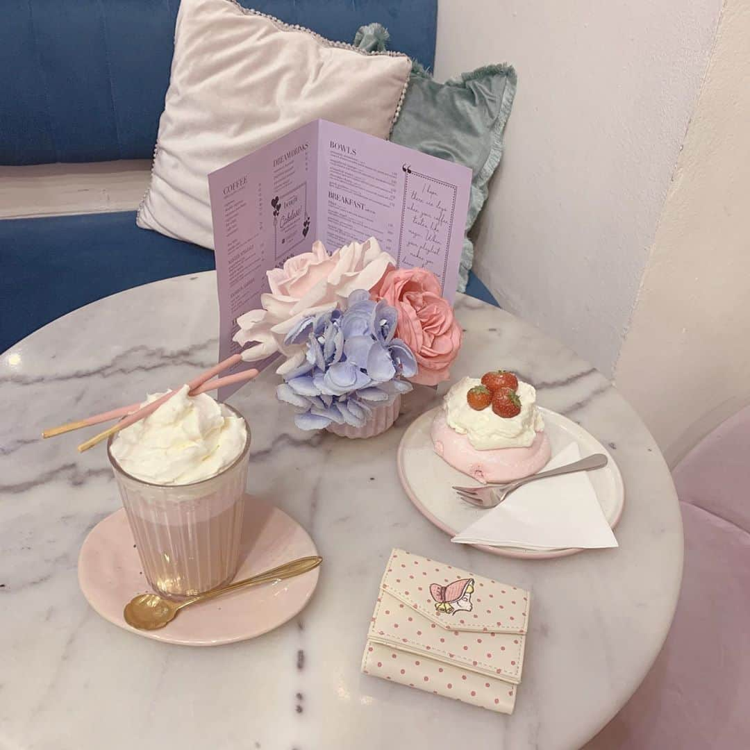 MERYさんのインスタグラム写真 - (MERYInstagram)「. チェコのプラハにあるピンクカフェ『cafe  CHLOÉ（カフェ クロエ）』がと～っても可愛いんです♡ 一面お花の壁で包まれたロマンティックな店内で、プリンセス気分にどっぷり浸れる乙女ちっくなスイーツやドリンクが嗜めるんですって♪ . プラハへ行く予定がある人は勿論、ヨーロッパへ旅行する人はぜひ訪れてみてはいかが？ . ♡address：Senovazne Namesti 21, Prague 11000, Czech Republic . MERYでは他にも「かわいい」に近づくさまざまな情報を発信しています。 @mery.beauty コスメ・美容に特化した情報をお届け♡ @mery_spot 話題のカフェやお出かけスポットをご紹介！ こちらもぜひチェックしてみてください！ . . photo by @minette_bonbon . #MERY #regram #cafechloe #czech #czechtravel #europetravel #czechfood #카페스타그램 #カフェクロエ #チェコ旅行 #チェコ観光 #チェコ #ヨーロッパ旅行 #チェコカフェ #ヨーロッパ観光 #ヨーロッパ #ピンクカフェ #プラハ #プラハ旅行 #プラハ観光 #プラハカフェ # #おしゃれカフェ #カフェ活 #カフェ #カフェ巡り #カフェ好きな人と繋がりたい #お洒落さんと繋がりたい #MERY女子 #メリー」11月26日 18時00分 - mery.jp