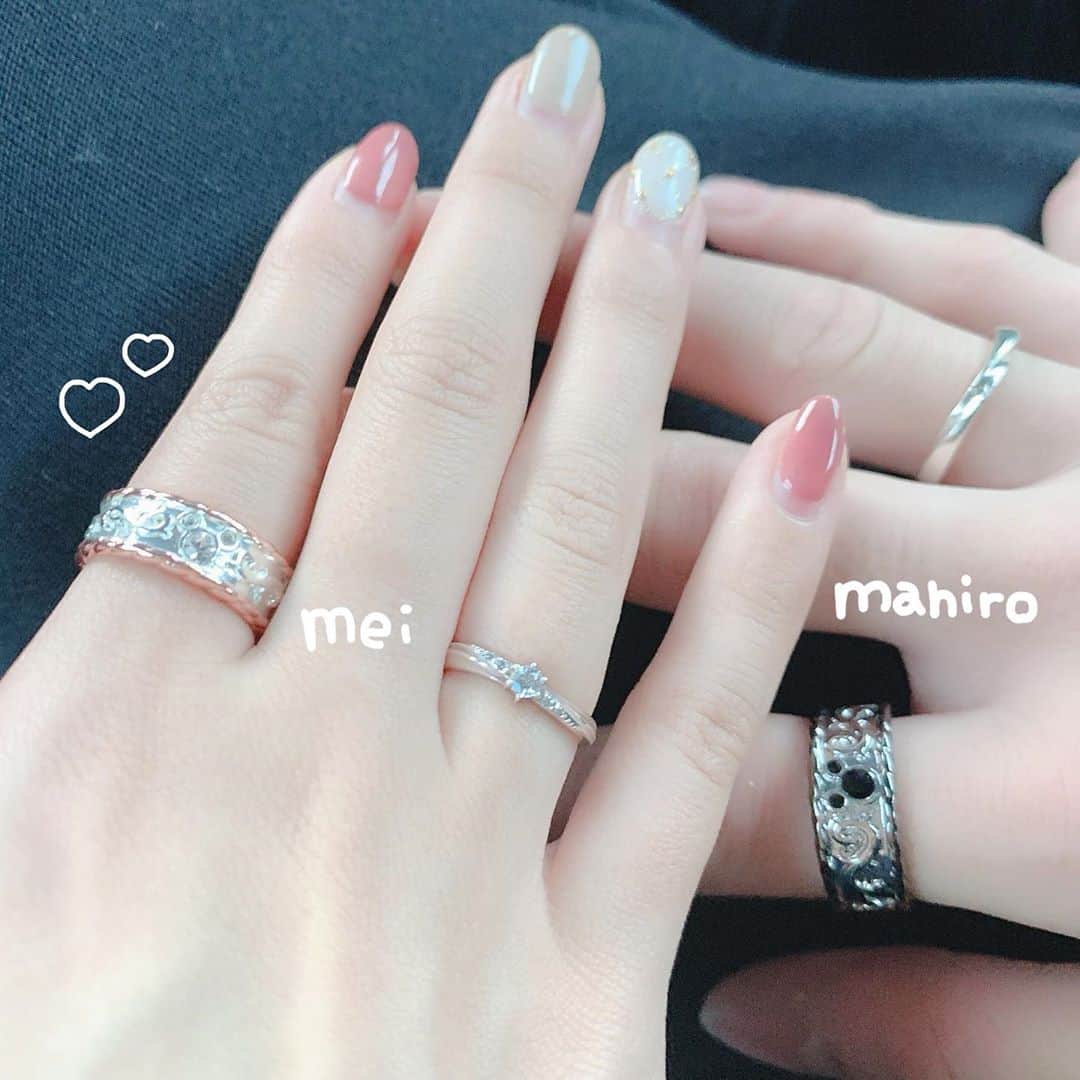 はやめいさんのインスタグラム写真 はやめいinstagram ディズニーのお土産にずっと欲しかった リングを買ったよ メンヘラ リングってよばれてる かわいいリング 外したときに 型が指に残るの まひろのは矢の形が残るんだよ ペアリング