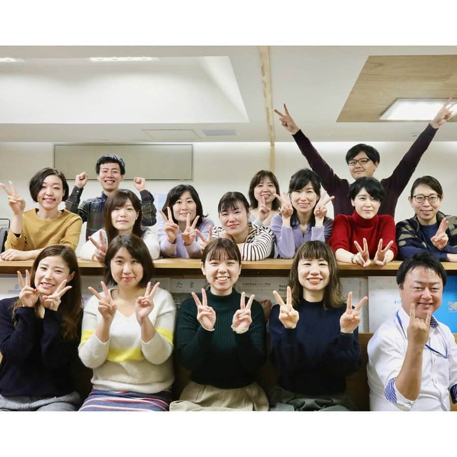 平成医療福祉グループさんのインスタグラム写真 - (平成医療福祉グループInstagram)「当グループの病院・施設を写真でご紹介、その魅力をお伝えしていく企画です🎉🎉 --- 第62回「おいでよHMW！」 - 平成医療福祉グループ 東京事務所（東京都渋谷区） --- 当グループの事務的な仕事を担うオフィスです。人事部、広報部、システム部、経理部などのスタッフが仕事をするほか、各種の会議や研修などに使用することも💻病院・施設のサポートを行う現場の様子をご紹介します💪求人情報もチェックしてください✅ --- 写真① 動画で事務所をご紹介🎥各部署の普段の様子をお届け☺️ --- 写真② 東京事務所に入ってみるとこんな感じです🚪各部署が複数のフロアに分かれて仕事を行っています💡 --- 写真③ 同じフロアで働く人事部と広報部、介護福祉事業部スタッフ！人事部は各病院施設の採用計画の策定のほか、新人スタッフの研修や採用説明会なども担当👍広報部は病院施設の広報物やサイト作成、SNS運用など、取り組みを広く知っていただくため、アイデアを出しながら日々制作を行っています✨ --- 写真④ 広報部でWebを担当するスタッフがお仕事中🖥サイトの立ち上げなど、自由な発想で取り組める仕事もたくさん✌️現在スタッフ募集中です🤗 --- 写真⑤ 介護福祉事業部と海外事業部のスタッフが一緒にお仕事中💻介護福祉事業部は高齢者や障害者のための施設運営や事業企画に、自由な発想で携わっています☺️海外事業部は、グループの海外展開のほか、国内で働くEPA候補者の研修などを担当🌏 --- 写真⑥ 病院の経理を担当する経理部のみなさん📝給与や諸経費の計算など、病院のスムーズな運営をサポートしています👏 --- 写真⑦ システム事業部は各病院・施設のシステムや電子カルテ、通信環境など、幅広く担当🖥こちらの事務所のほか、各地で活躍されています💨 --- 写真⑧ そんなシステム事業部では、グループオリジナルの電子カルテを開発中🙌より使いやすく便利なものを目指して、日々開発に努めています！ --- 写真⑨ 会議室も複数あり、日々各部署の会議が実施されています🧐全国展開のグループのため、各地とつないで行われるテレビ会議も頻繁です🗾 --- 写真⑩ こちらはグループ内研修で使う動画の撮影中🎥実際の制服を使って、病院でのシーンを再現🏥セットとしてベッドもあるんです🛌 ------ ＜平成医療福祉グループ 東京事務所 インフォメーション＞ ------ ○スタッフ募集中！ ・Webデザイナー（広報部） ・Webコーダー（広報部） ・フロントエンドエンジニア（広報部） ・システムエンジニア（システム事業部） ・介護福祉事業部スタッフ ・海外事業部スタッフ ・医師（臨床医・経営企画医師） ・医療事業部 ・施設長候補 -- ○アクセス： 🚃各線「渋谷駅」「表参道駅」から徒歩約10分 -- 詳しくは「平成医療福祉グループ」で検索！🔎 ------ #平成医療福祉グループ #HMW #おいでよHMW #東京都 #渋谷区 #渋谷駅 #表参道駅 #絶対に見捨てない #医療 #福祉 #リハビリテーション #チーム医療 #多職種連携 #人事部 #広報部 #システム部 #海外事業部 #介護福祉事業部 #経理部 #求人募集中 #転職歓迎 #webデザイナー #webコーダー #フロントエンドエンジニア #システムエンジニア #渋谷オフィス #医療を支える仕事 #福利厚生充実 #好きを生かして #一緒に働こう👍」11月26日 18時01分 - hmw_group