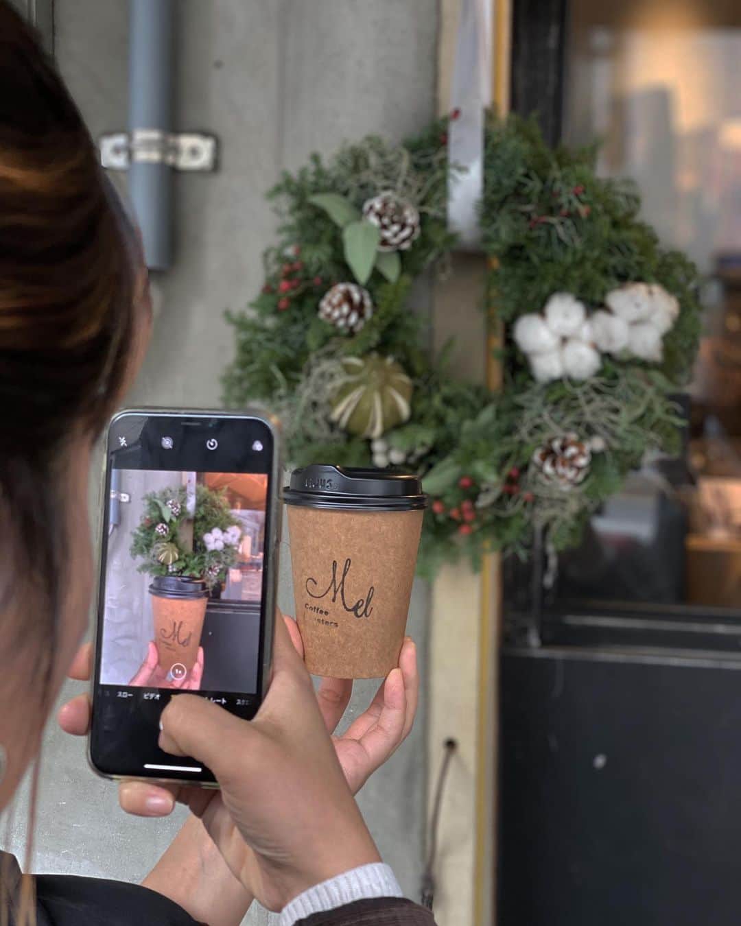 のインスタグラム：「クリスマスリーフが店頭に🎄🎅 あっという間に11月も残りわずか。 休憩にホットコーヒー飲んで一休みして下さいませ☕️ おすすめはエチオピア　オド　シャキソ。スッキリで金木犀やルイボスティーのようでゴクゴクいけます✨  #melcoffeeroasters #christmas」