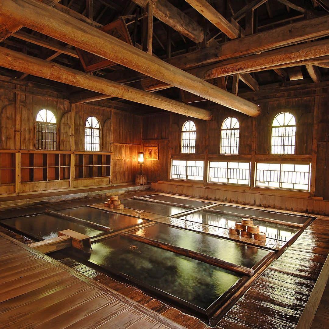 旅色さんのインスタグラム写真 - (旅色Instagram)「今日はいい風呂（1126）の日🛀♨️♨️﻿ ﻿ 月刊旅色ではこれまでさまざまな温泉を取り上げていますが、最近は秘湯特集を展開しています‼️﻿ ﻿ ぜひ次号以降も楽しみにしてくださいね😉😉﻿ ﻿ 私はこの冬の寒い時期に、温泉に入るのが１番好きです😚💓﻿ 雪がチラついてると最高ですよね♨️﻿ ﻿ ぜひ【旅色 秘湯】と検索してみてください📱﻿ ﻿ https://tabiiro.jp/monthly/hotspring/﻿ ﻿ #温泉 #秘湯 #湯西川温泉 #湯涌温泉 #燕温泉 #法師温泉 #夏油温泉 #祖谷温泉」11月26日 18時14分 - tabiiro