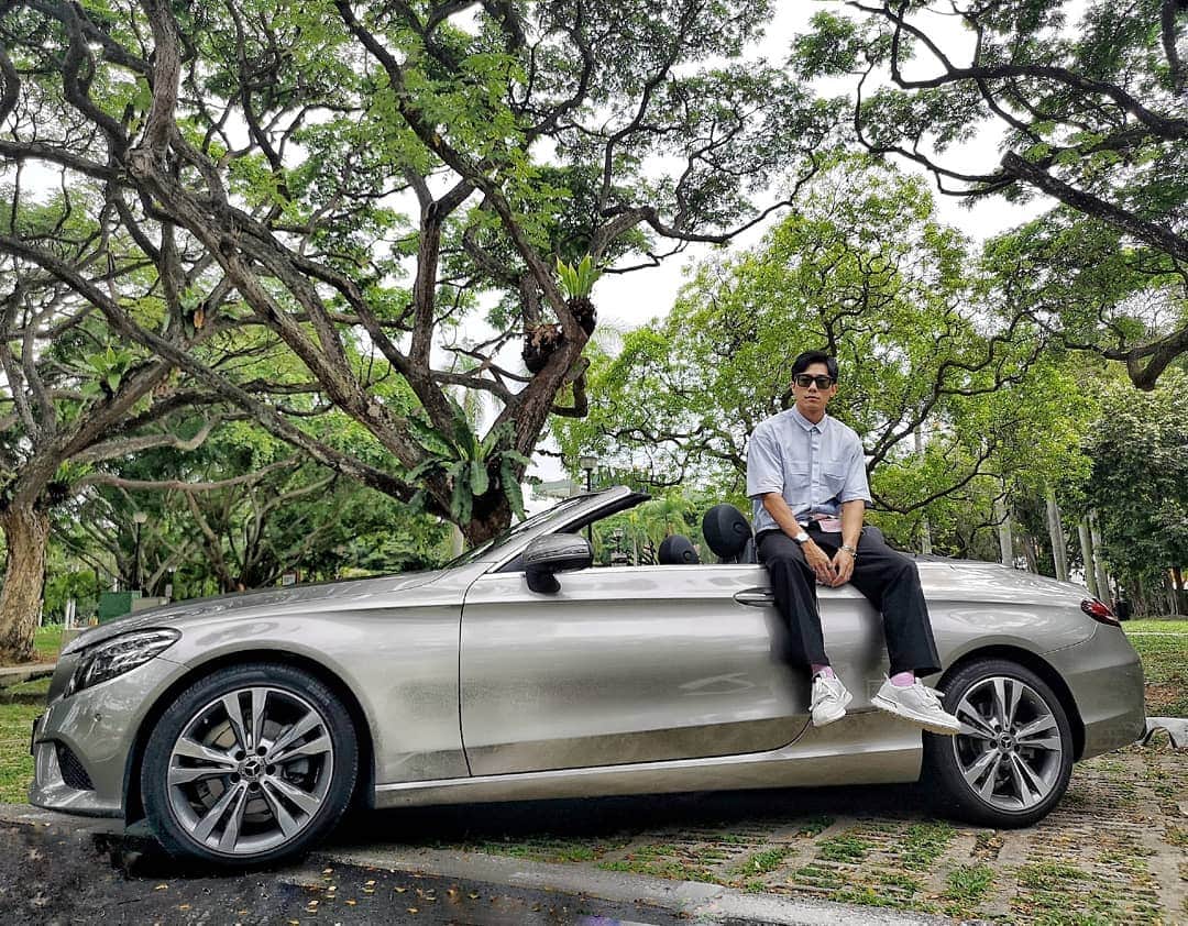デスモンド・タンのインスタグラム：「Loving my new ride! 🚘 Shall we take a spin? 我们一起去兜兜风好吗?  #mercedesbenzsg #mercedesbenz  #Cclass #cabriolet」