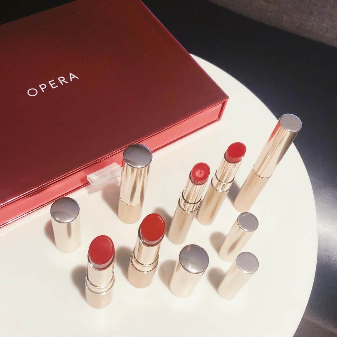 のインスタグラム：「結局、つけ心地で右に出るものはいないのでは。。なOPERAのリップの冬限定BOX🎅🏻❄️ さっそくお試し会🙌🏻 私のお気に入りはリップティントの06ピンクレッド(いちばん左)とシアーリップカラーの限定色、103スパークルレッド(右から2番目)でした💄  こういうの、お世話になってるところへの手土産にしてみんなで分け分けするのも楽しそうだね、コスメお歳暮？？いいかも👀  #オペラリップティント #operacosmetics #唇にゆれる赤」