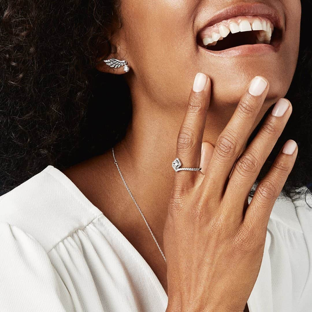 PANDORAさんのインスタグラム写真 - (PANDORAInstagram)「Reminder: focus on what makes you feel good this holiday and wear the pieces that spark joy. 💫 #Pandora #GiftIdeas #PandoraGift」11月26日 18時12分 - theofficialpandora