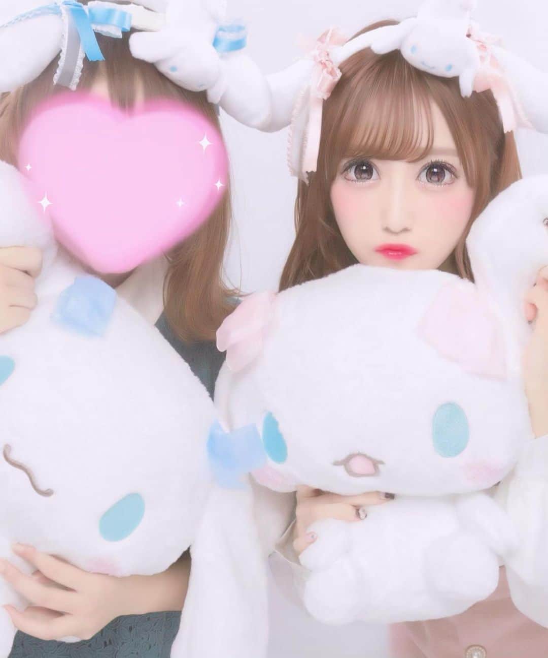 田口未彩のインスタグラム：「🎀 . . 久々にプリ載せちゃう〜🎀 . 友達は水色シナモン❤︎❤︎ ぬいぐるみ２人とも1500円で撮れたの！ . . #サンリオ #サンリオピューロランド #ピューロランド #ピューロ  #量産型 #量産型女子 #メイク #オレンジメイク #ピューロコーデ #カチューシャ #量産型コーデ  #ピンクコーデ #インスタ映え #映え #シナモン  #シナモロール #シナモンコーデ  #カチューシャアレンジ #リボンアレンジ #りぼんアレンジ #ヘアアレンジ #クリスマスピューロ #クリスマス #リボンブラウス #トップス #プリクラ #ぷりくら #プリント倶楽部 #プリ」