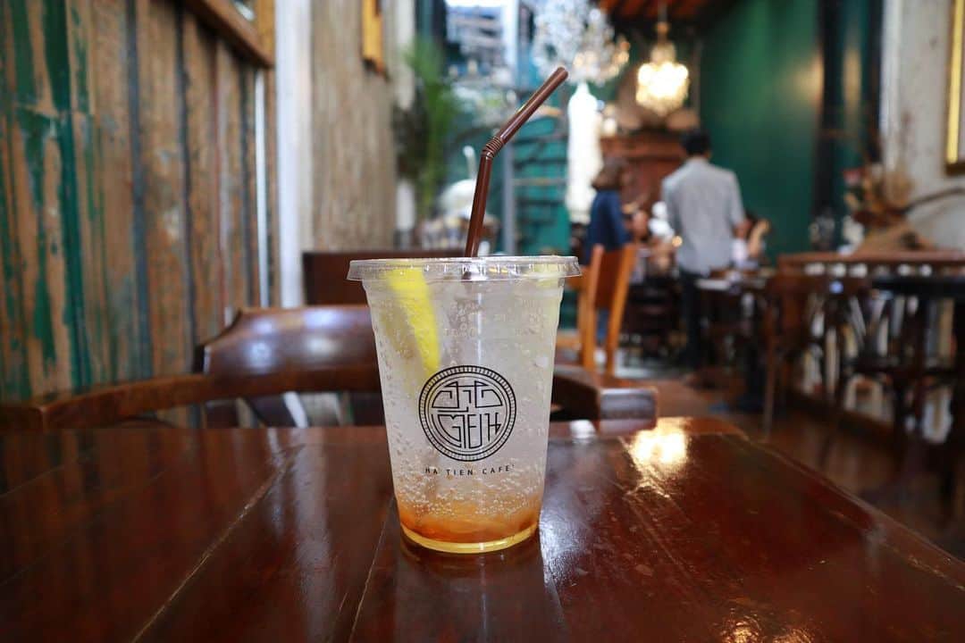 石井輝明さんのインスタグラム写真 - (石井輝明Instagram)「タイカフェ。 今日は毎月恒例トークダンテです。 20時15分から75分です。 何卒よろしくお願いします。  #hatiencafebkk #cafe #coffee #bangkokcafe #カフェ #タイカフェ #バンコクカフェ #カフェ芸人 #一応服買いました #合間にプレジデントの石井ちゃんについてきてもらって #ついてきてもらったし何かご馳走しようかと思ったけど #時間がなくてそのまま帰ってきた #申し訳ない #ただ服買いについてきてもらっただけ #よくない #またカフェに連れていかないと」11月26日 18時15分 - comandanteishii