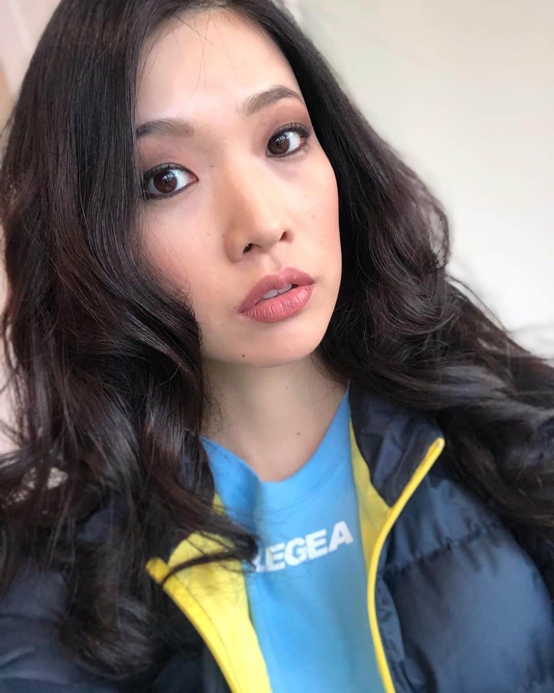のインスタグラム：「アジア人のイメージはこんな感じみたい。 . 眉毛がいつもより薄くて、いつもと違う自分に驚きました😂✨ . #asiangirls #asianmodel #japanesemodel #japanese #175cm #メイク #スモーキーメイク #smokymakeup #モデル #日本人 #高身長女子  #misseuropecontinentalofficial」