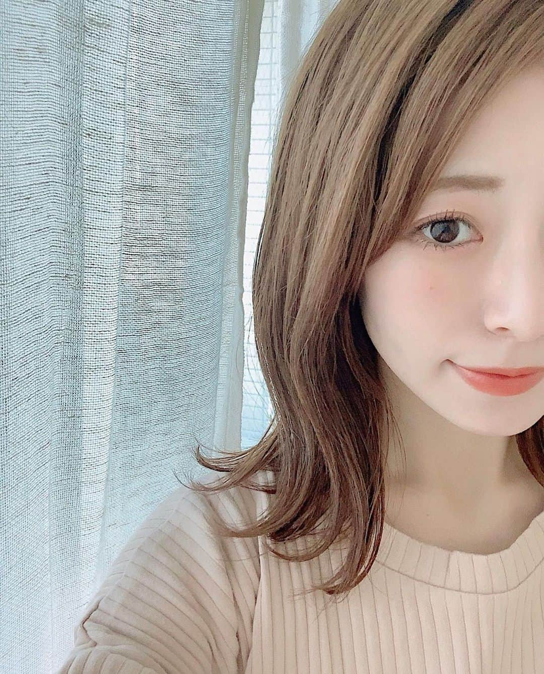 工藤はるかさんのインスタグラム写真 - (工藤はるかInstagram)「ㅤㅤㅤㅤㅤㅤㅤㅤㅤㅤㅤㅤㅤ 前にも一度紹介したAUBEブラシひと塗りシャドウ。 数量限定のカラーEX1 ピンク系をAUBEさんに いただいたので使ってメイクしてみました❤︎ 使いやすいピンク🍑 本当に片目10秒で完成するからやっぱりすごい👏🏻 時短メイクにもなる、さすが10秒シャドウ！  ブラウン系の色味よりも優しい目元になるので ゆる〜い雰囲気にしたいときに◯ 私は涙袋にも色をしっかり載せるのがこだわり。 キラキララメが入って一気に華やかになるから、 クリスマスメイクにも良さそう🎄 ㅤㅤㅤㅤㅤㅤㅤㅤㅤㅤㅤㅤㅤ #pr #ブラシひと塗りシャドウ #AUBE #限定カラー #数量限定 #アイシャドウ #10秒シャドウ #時短メイク」11月26日 18時18分 - har_326