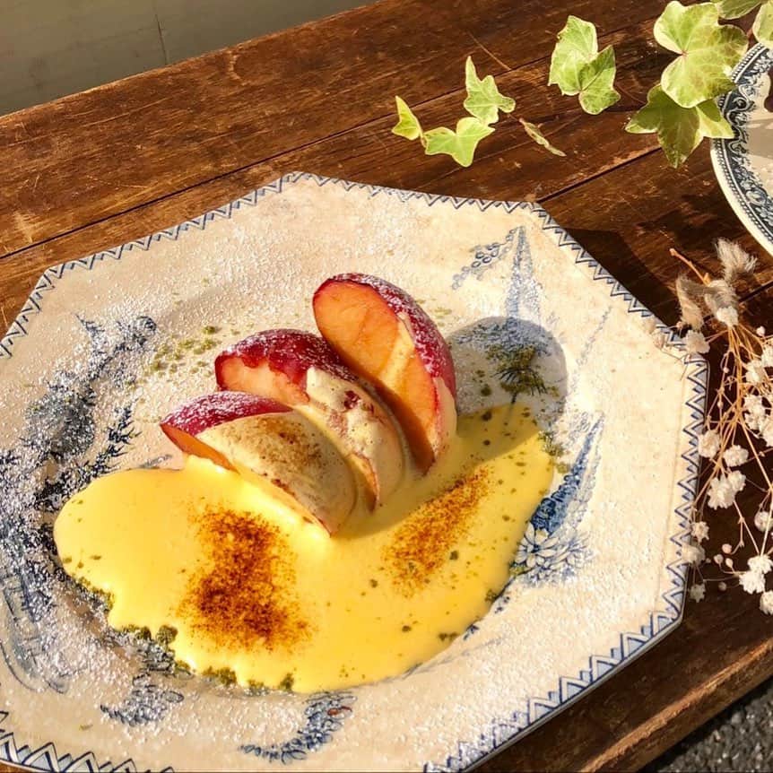手紙社さんのインスタグラム写真 - (手紙社Instagram)「【「第6回関西蚤の市」商品予習帳⑤:フード-お菓子】 甘いものって、どうしてこんなに幸せな気持ちになるのでしょうか。全国から集まるカフェや菓子店から、“口福”をもたらすスイーツがやってきます。さっぱりした甘さの餡子、サクサク食感の焼菓子、フルーツの味覚たっぷりのケーキなど選り取り見取り！　好きなお菓子を手に入れて、お家で幸せな時間の続きを楽しんでも良し。関西蚤の市でスイーツ巡りを楽しんでくださいね。  餡焚き屋中井：ころころまどれーぬ intervallo：紅玉りんごのサバイオーネ 梅園 oyatsu：あんの花束 七穀ベーカリー：台湾ミルク甜甜圈 バターのいとこ：バターのいとこ 人々：有機バニラとオレンジのケーキ ROCCA＆FRIENDS TEA ROOM：メレンゲ リュクサンブール公園：レモンケーキ . ▶︎詳細はプロフィールのリンク（@tokyonominoichi ）から「第6回関西蚤の市」公式サイトへ . #tokyonominoichi#東京蚤の市#関西蚤の市#kansainominoichi#阪神競馬場#関西北欧市#手紙社#手紙舎#tegamisha#vintage#antique#アンティーク#ブロカント#関西豆皿市#関西豆花器市#商品予習帳#関西蚤の市まであと4日」11月26日 18時18分 - tegamisha