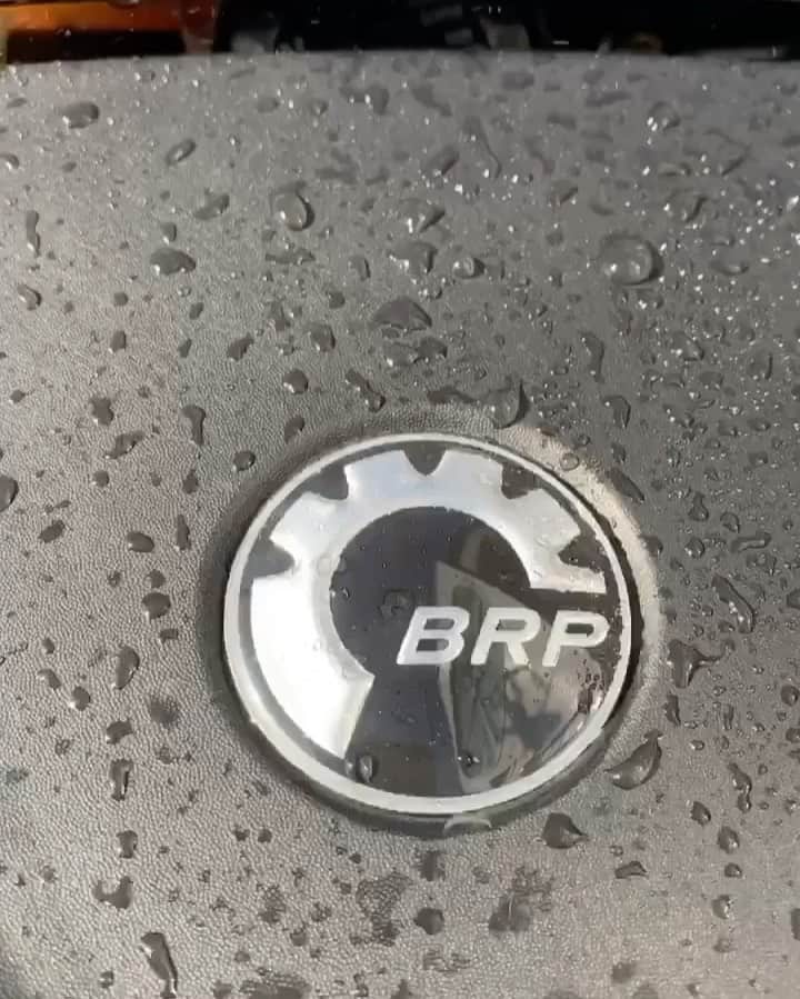 のインスタグラム：「‪秋晴れの日に☀‬ ‪ライカー 洗車したよ動画🌈☀️‬ ‪(*´∇`)ﾉ🧼✨‬ . ‪仕上げはもちろん‬ ‪💚 #ゼロフィニッシュ 〰️😍❣️‬ . ‪ #シュアラスター #撥水 #ガラスコーティング 👏 ▹▸﻿ @surluster.moto ▷▶︎▷▶︎ @surlusterinsta 💚 .‬ ‪ #カンナムライカー #canamRyker‬ ▹▸﻿ @canamonroad_japan 🇯🇵 . ‪#ryker #canam #brpcanam #canamspyder #rykerrally #ryker900 #myryker #girlswhoride #bikegirls #bike_japan #ライカー #木村亜美 #カンナムスパイダー #洗車 #girlswhoridebikes #motorcyclegirls #trike #trikelife #trikedrift #trikegirls #トライク女子 #トライク #トライクバイク #brp」