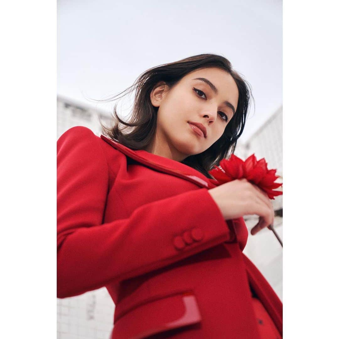 佐川理佳のインスタグラム：「@takizawakarenofficial 🌹 photo  by @kodaiphoto  @fendi #FendiGifts」
