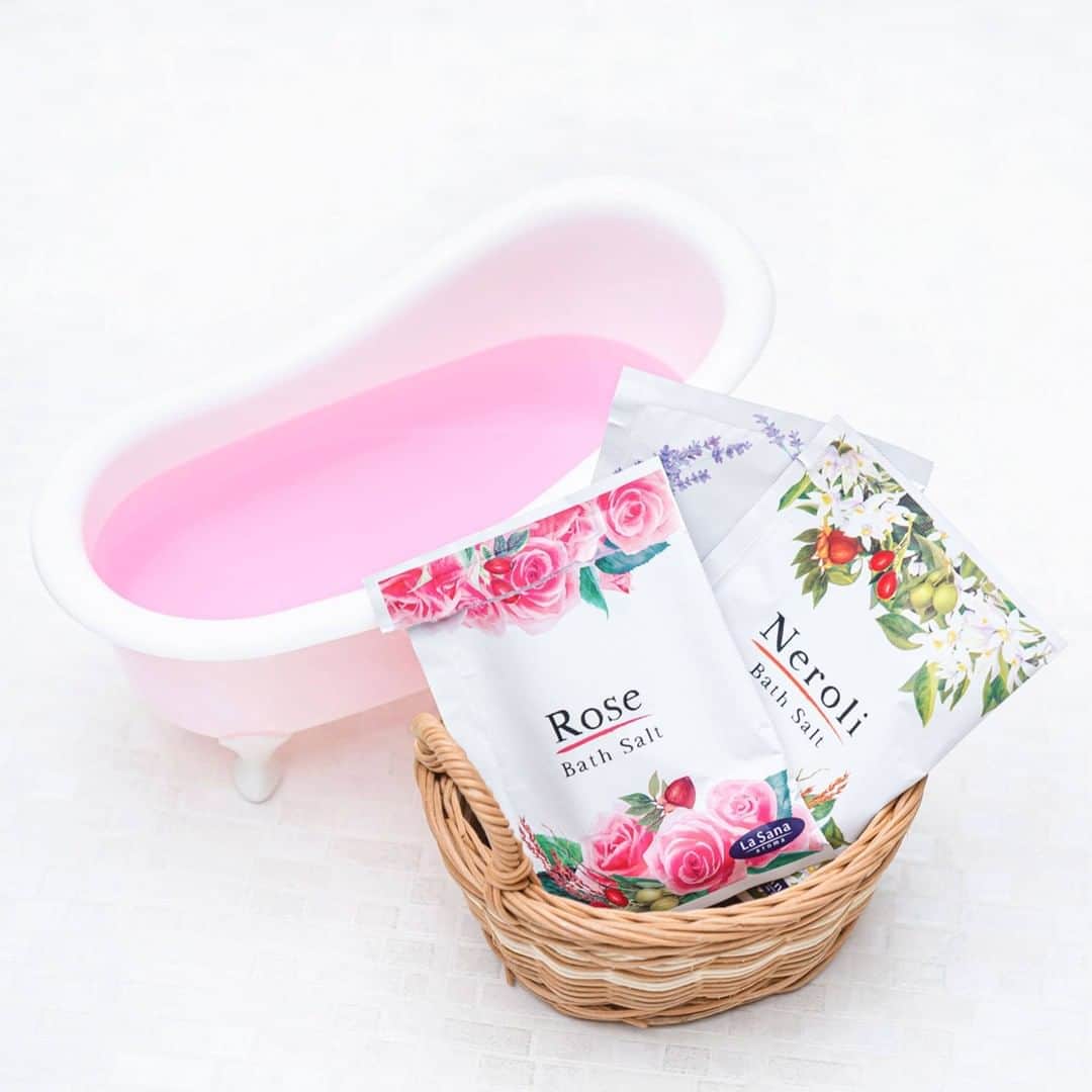 La Sana (ラサーナ) さんのインスタグラム写真 - (La Sana (ラサーナ) Instagram)「. 11月26日は「いい風呂」の日！ ラサーナでは入浴剤も取り扱っております。  ラサーナ アロマ バスソルト〈パウダータイプ〉 ・ローズの香り ・ネロリの香り ・ラベンダーの香り  寒くなってきたのでゆっくりお風呂に入って温まりましょう🛁  #入浴剤 #バスソルト #パウダータイプ #アロマバスソルト #いい風呂の日 #ネロリ #ラベンダー #ローズ #ラサーナ #lasana」11月26日 18時31分 - lasana_official