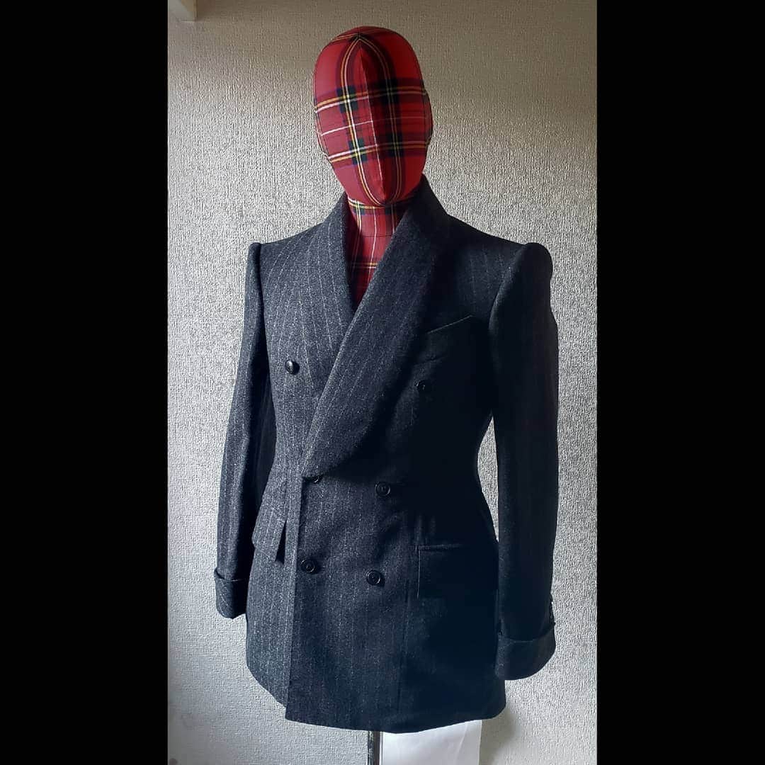 信國太志さんのインスタグラム写真 - (信國太志Instagram)「padless smoking jacket for Mr.M. #bespoke #suits  #bespoketailor #tailor #taishinobukuni #mensfashion #tailoredclothing #foxflannel」11月26日 18時31分 - taishinobukuni