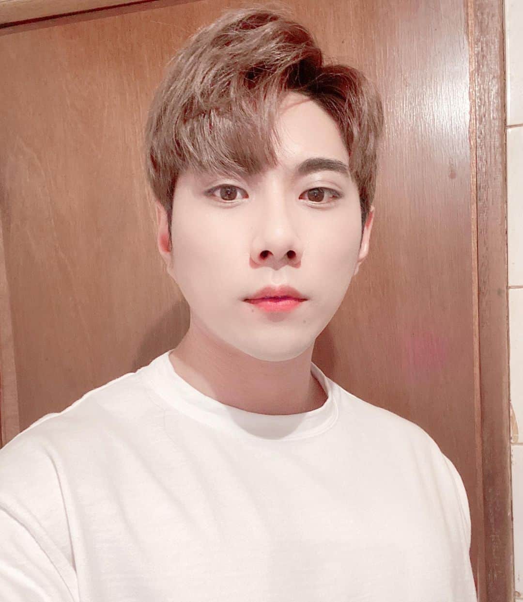 ジョンウク のインスタグラム：「평일오후7부터 새벽 1시까지 방송하니 놀러오세요~~~아프리카TV 가수정욱 . . . . . . . 아프리카tv 유튜브 가수정욱 검색해주세요.. ㅎㅎ . . . . . . #서울#인천#홍대#도쿄#연남동#연트럴파크#인하대#데일리#가수정욱#정욱#그사람그대라서#뚫고싶어라#Heyyou#스트리밍#축가#축가문의#DM #촬영#태양#소원#힐링#아프리카티비#운동#아프리카TV」