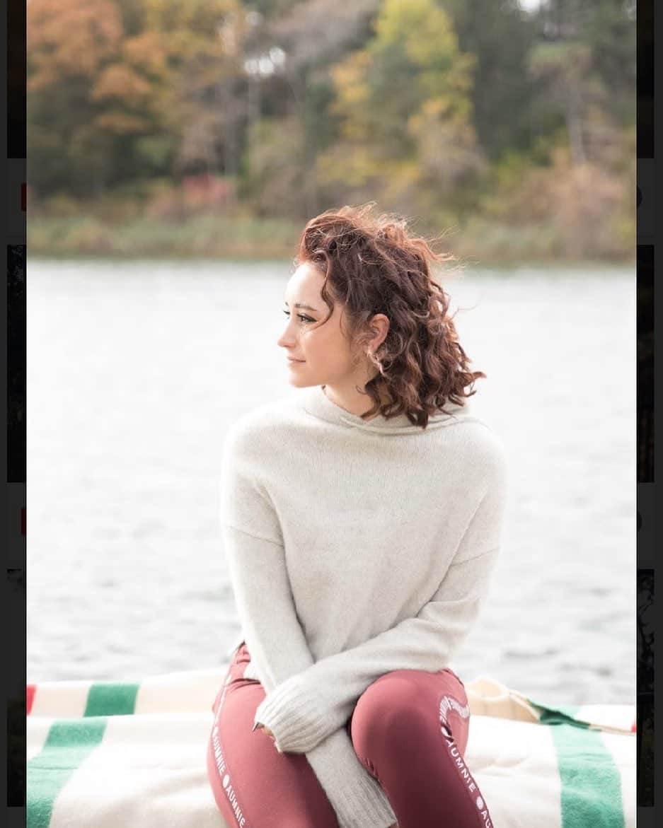 ケイトリン・オズモンドのインスタグラム：「The end of something incredibly special is sinking in. Leaving Newfoundland to go back to my home and restart my life after some of the best months, is absolutely terrifying. . Before this tour began, I didn’t recognize the person I was. I’ve always dealt with insecurities, but they were amplified leading into this tour.  I was terrified and angry.  I hated the way I looked and the way I felt. Feeling like the minute I saw the people I would be touring with, they would want nothing to do with me. I cried the day before I left for this tour because I felt like I couldn’t leave the house. That I was fully going to break the second I went through the door. . Then the tour began. And I met so many amazing people along the way. I made life long friends (I hope anyways). After a few too many tears, and screaming into a pillow more often than I’m proud of, I finally found a place where I belonged. Probably one of the first times I felt like I belonged anywhere. I started to have fun. See my life differently. See myself differently. See a new world of possibilities that I was scared to try and fail at.  I found confidence. I found friendship. I found a new beginning. . I’m excited for the New Beginnings in my life.  Absolutely terrified, but I know somewhere inside that I’m able to do it. I know it won’t be easy, but I have people in my corner to keep me going.  I’m learning I don’t have to do this on my own, even though I always thought I had to. . . Surround yourself with people who love you, for you, and that make you feel good about yourself.  And look forward to what else is out there in the world. . . . . . 📸: @barbaraannsolomon  #newbeginnings #loveyourself #surroundyourself #friendship」