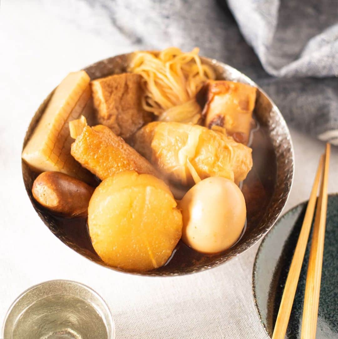 のインスタグラム：「.📝レシピあり •こってり濃厚味噌おでん🍢 今日みたいに強く冷える日は、おでんを食べたいですよね。 これから気温は下がっていって冬に一直線だとニュースを見たので、 そう思って今日は大好きなおでんの投稿です😙 もちろん、日本酒にもばっちし🍶 . おうちごはん(@ouchigohan.jp)さんの 連載には写真付きのレシピがあるので、 是非ストーリーから飛んでみてくださいね☻ . あつあつをほふほふ食べて、 冬の寒さを吹っ飛ばしちゃいましょう☺️👌 . 📝レシピ 材料（1人前） ・三角こんにゃく……1片 ・結び白滝……１個 ・厚揚げ……1枚 ・ウインナー……1本 ・ごぼう巻き……1本 ・ちくわ……1本 ・茹でたまご……1個 ・大根……1切れ . 【A】 ・醤油……大さじ2 ・砂糖……大さじ2 ・酒……大さじ2 ・みりん……大さじ2 ・顆粒だしの素……8g ・水……500ml . ・赤味噌……大さじ1.5 . 下準備 ・こんにゃくに切れ込みを入れておく ・大根は厚めにカットして皮をむき、20分ほど下茹でしておく . 作り方 1. Aの調味料を鍋に入れ、沸騰させる。 2. おでんの具を入れ、20分ほど弱火で煮込む。(しみしみが好きな方は、更にどんどん煮詰めてください！※焦げないように注意しながら) 3. 仕上げに赤味噌を溶かし、中火で5分ほど煮込んで完成。 ※味が濃ければ水を、薄ければ味噌を入れて調整してください。 . 是非これからやってくる寒い冬に、 一味違ったおでんをどーぞ💁‍♂️🍳 #おでん #味噌おでん #oden  #おうちごはんおじさんのレシピ #レシピ . . 美味しいで日本を元気に꒰⍨꒱.+* . . #フードスタイリスト#趣味の料理研究家#料理家#料理研究家#井口タクト#おうちごはん#おうちごはんおじさん#おうちごはんLover#料理男子#家庭料理#フーディーテーブル#マカロニメイト#料理好きな人と繋がりたい#Foodstylist#ouchigohan_ojisan#IGersJP#japanesefood」