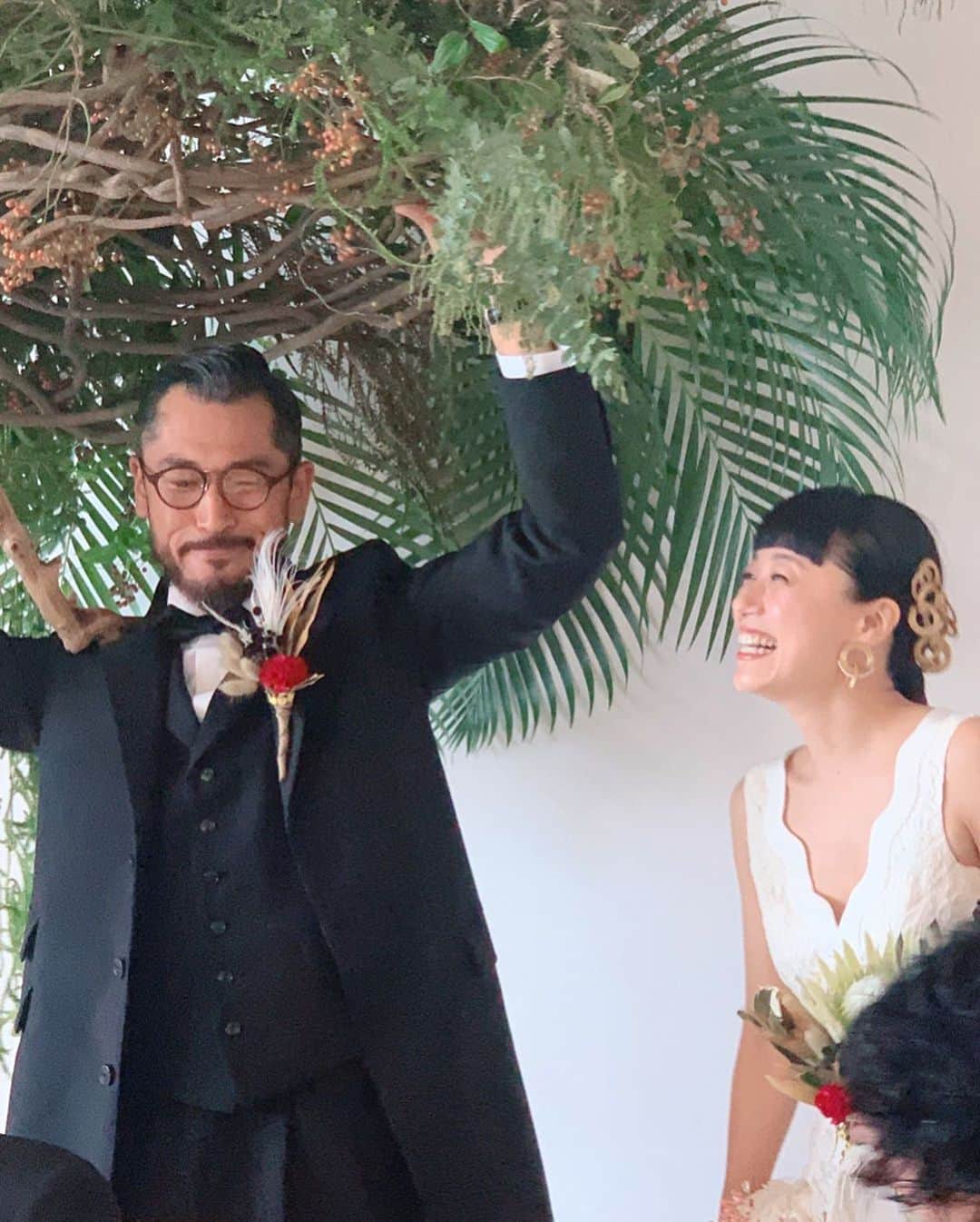 松嶋恵里さんのインスタグラム写真 - (松嶋恵里Instagram)「💐 先日いつもお世話になっているヘアメイクのあさみさんの結婚式に参列してきました☺️ とてもオシャレで綺麗であさみさんらしい式でした✨  台風のトラブルもユーモアで吹き飛ばす楽しいあさみさんがみんな大好きです😍  おめでとうございます👰✨ . #台風にも負けない夫婦」11月26日 18時32分 - eri_mtsm0215
