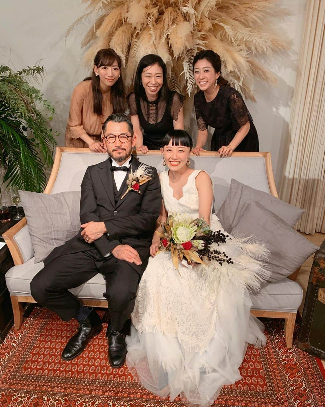 松嶋恵里のインスタグラム：「💐 先日いつもお世話になっているヘアメイクのあさみさんの結婚式に参列してきました☺️ とてもオシャレで綺麗であさみさんらしい式でした✨  台風のトラブルもユーモアで吹き飛ばす楽しいあさみさんがみんな大好きです😍  おめでとうございます👰✨ . #台風にも負けない夫婦」