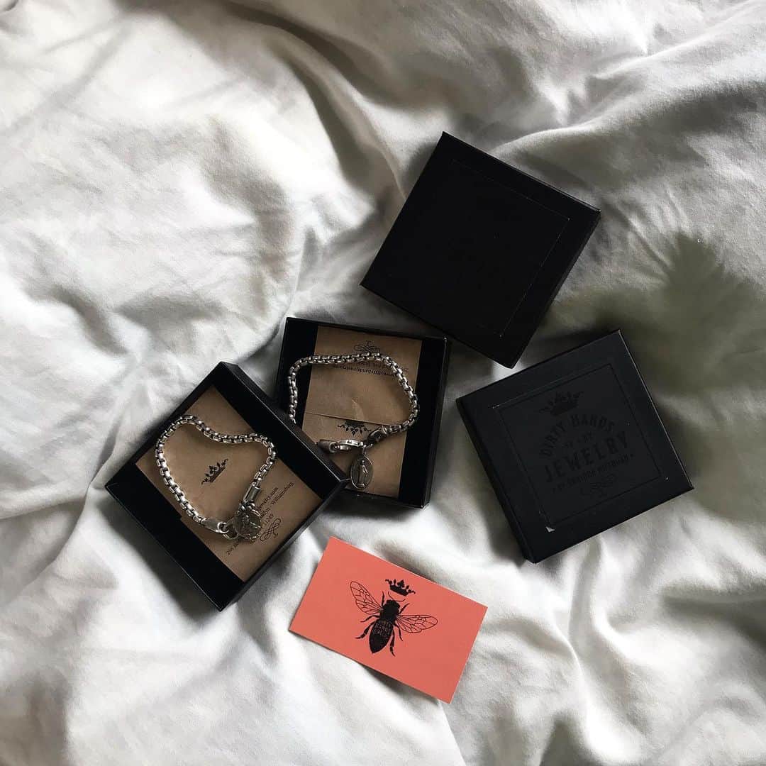 のインスタグラム：「. . silver bracelet⛓ ニューヨークのBrooklynで出会ったブレスレット。 どうしてもどっちか選べへんくて どっちも買ったんやけど、、、 今はつけてくれる人がいてよかった🖤 . #silver #silver925 #dirtyhandsjewelry」