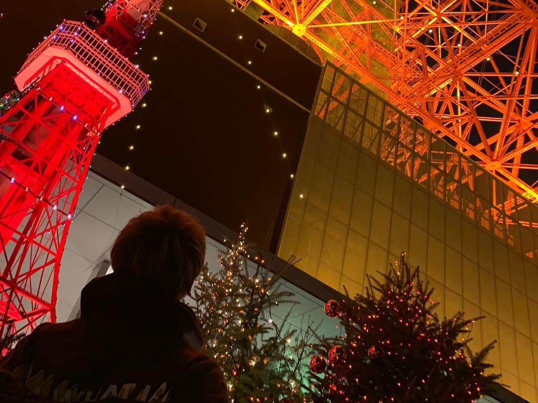 與真司郎さんのインスタグラム写真 - (與真司郎Instagram)「みんなー沢山のお祝いコメント、ホンマにありがとー😭✨ 昨日は30歳最後の日を配信やったけど、ファンのみんなと過ごせた気がして嬉しかったです😍 みんなも楽しんでくれたかな？  無事31歳を迎えられて、そしてここまでこれたのもホンマにファンのみんなのおかげです😆 ありがとー😭 これからも応援よろしくお願いします‼️ そして、新曲『Follow Me』が今日からiTunesにて先行配信してるので、みんなぜひ聴いてください🙏✨ 感想のコメントも待ってるなー🙈🙈🙈 #AAA #與真司郎 #SHINJIROATAE #birthday #FollowMe」11月26日 18時34分 - shinjiroatae1126