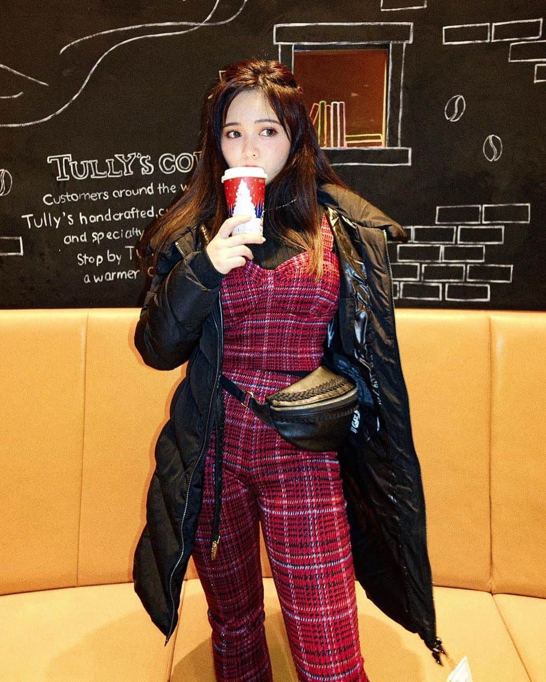 junko onagi ／小梛準子さんのインスタグラム写真 - (junko onagi ／小梛準子Instagram)「ㅤㅤㅤㅤㅤㅤㅤㅤㅤ  @guess Xmas OOTD⛄️❣️ 今年の冬を乗り切るロングのダウンと ホリデーシーズン気分をあげる 赤チェックのセットアップ🎄❣️ どちらもGUESSの今季のものだよ✨  ダウンはものすごい暖かさで ずっと着れるデザインなのがお気に入り🎶 届いたその日に母も試着していて笑 母と2人で兼用予定✨ 赤チェックのセットアップは パンツはいつものパーカーやニットに 合わせても可愛いし ビスチェはインナーブラウスとかにして スカートとかも合わせても可愛いな💕  #おとぴ連れてアナ雪2観に行ったよ❤︎ #guess #guessjapan #pr #xmas #christmas#Xmascoordinate #redcheck #セットアップ #赤チェック #ダウン #ダウンコート #ロングコート #Jgene #ジェイジーン #ウエストバッグ #ボディバッグ」11月26日 18時37分 - jnco0417