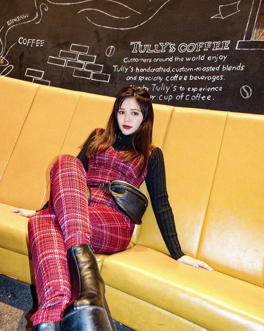 のインスタグラム：「ㅤㅤㅤㅤㅤㅤㅤㅤㅤ  @guess Xmas OOTD⛄️❣️ 今年の冬を乗り切るロングのダウンと ホリデーシーズン気分をあげる 赤チェックのセットアップ🎄❣️ どちらもGUESSの今季のものだよ✨  ダウンはものすごい暖かさで ずっと着れるデザインなのがお気に入り🎶 届いたその日に母も試着していて笑 母と2人で兼用予定✨ 赤チェックのセットアップは パンツはいつものパーカーやニットに 合わせても可愛いし ビスチェはインナーブラウスとかにして スカートとかも合わせても可愛いな💕  #おとぴ連れてアナ雪2観に行ったよ❤︎ #guess #guessjapan #pr #xmas #christmas#Xmascoordinate #redcheck #セットアップ #赤チェック #ダウン #ダウンコート #ロングコート #Jgene #ジェイジーン #ウエストバッグ #ボディバッグ」