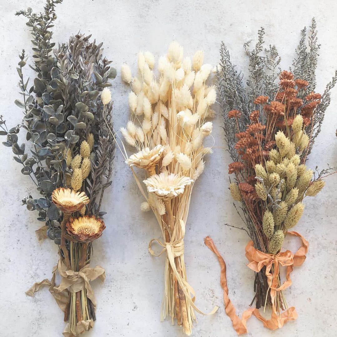 waco⭐️CHACOのインスタグラム：「mini bouquet 🕊 ポアプランツやコンパクタなど使ったナチュラルな雰囲気のミニブーケです。  CHACO  ONLINE SHOP Christmas wrapping campaign 本日11/26から12/24までご注文のお客様全員にクリスマスラッピングを無料でお届けいたします。 毎年大好評のギフトラッピング🎁 今回も可愛いペーパーご用意いたしました。 大切な方にはもちろん、ご自身へのプレゼントにもオススメです。 ------------------------------ CHACO  ONLINE SHOP New item up 11.26.TUE.21:00〜 ------------------------------」