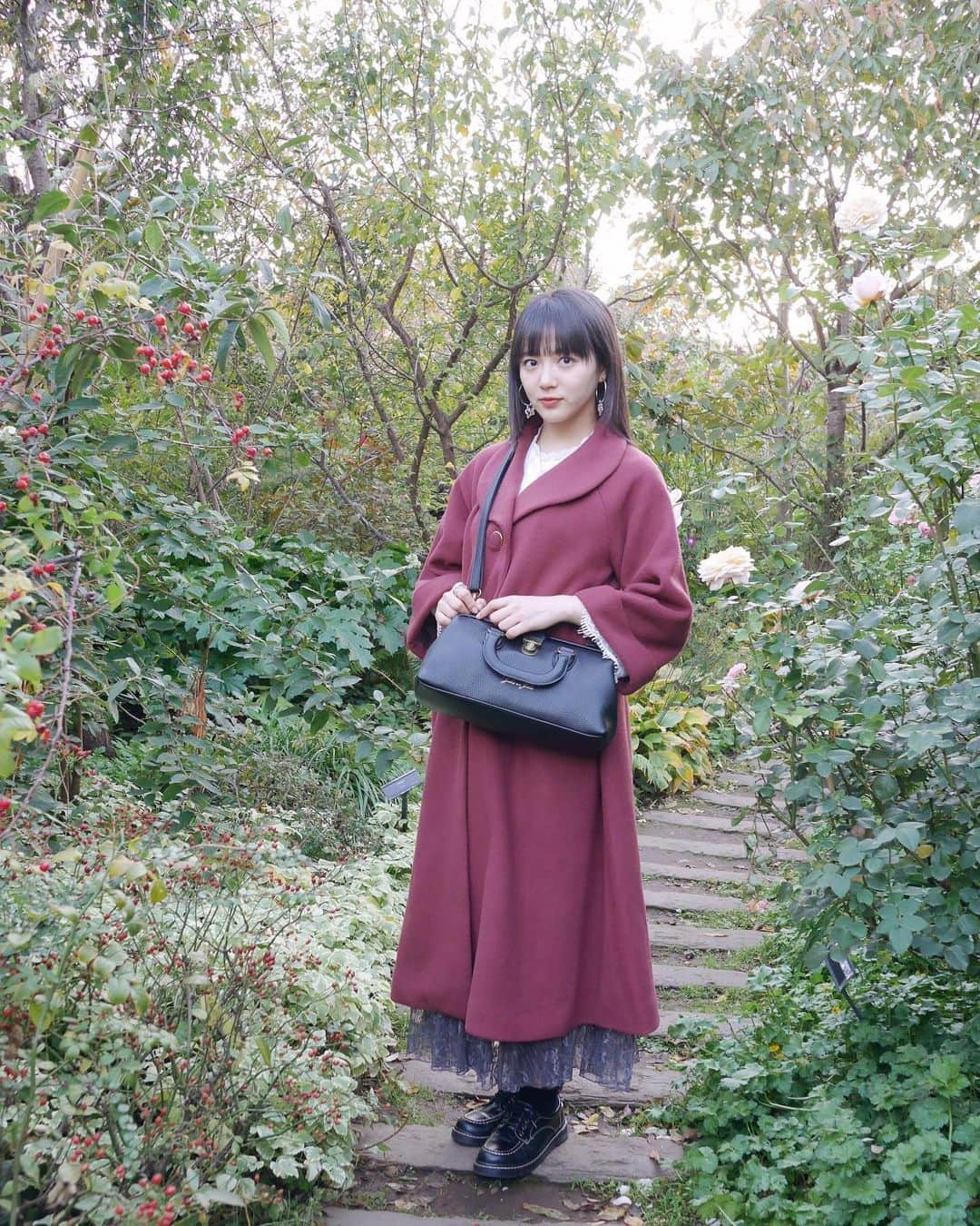 中山莉子さんのインスタグラム写真 - (中山莉子Instagram)「→﻿ #ananotherangelus のコートとバッグ﻿ ﻿ レトロで可愛い雰囲気になれるとても好きなブランドさんです🥀﻿ ﻿ #fashion」11月26日 18時49分 - nakayama_riko_official