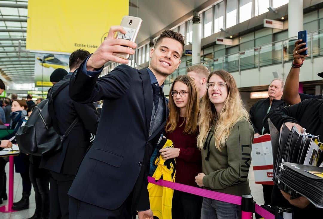 ボルシア・ドルトムントさんのインスタグラム写真 - (ボルシア・ドルトムントInstagram)「🎟 Check-In: #bvb 🛫 #BarcaBVB  #werbung @oscar.jacobson」11月26日 18時43分 - bvb09