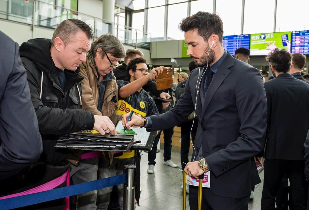 ボルシア・ドルトムントさんのインスタグラム写真 - (ボルシア・ドルトムントInstagram)「🎟 Check-In: #bvb 🛫 #BarcaBVB  #werbung @oscar.jacobson」11月26日 18時43分 - bvb09