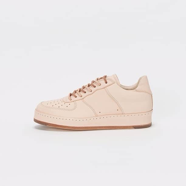 のインスタグラム：「Hender Scheme 20S/S "DIVERSE" coming soon… ■MANUAL INDUSTRIAL PRODUCTS  毎シーズン一型ずつ新たに展開しているオマージュラインは、モノができる過程をデザインしています。 スニーカーを工業製品としてとらえ、あえて全く同じ見え方をするモノを手工業という手法で表現。 スニーカーの履き捨てるイメージを逆手に取り、『育てる』とういう要素を植物タンニン鞣しのヌメ革を使い表現する事で、履き込む度に味を出していくとういう楽しみ方を提案しています。 それぞれの工程に関わる職人の経験や癖などがすこしずつモノに反映され、工業製品とは異なり温かみのある空気を演出しています。 ・ #a_and_s #henderscheme #20ss @henderscheme」