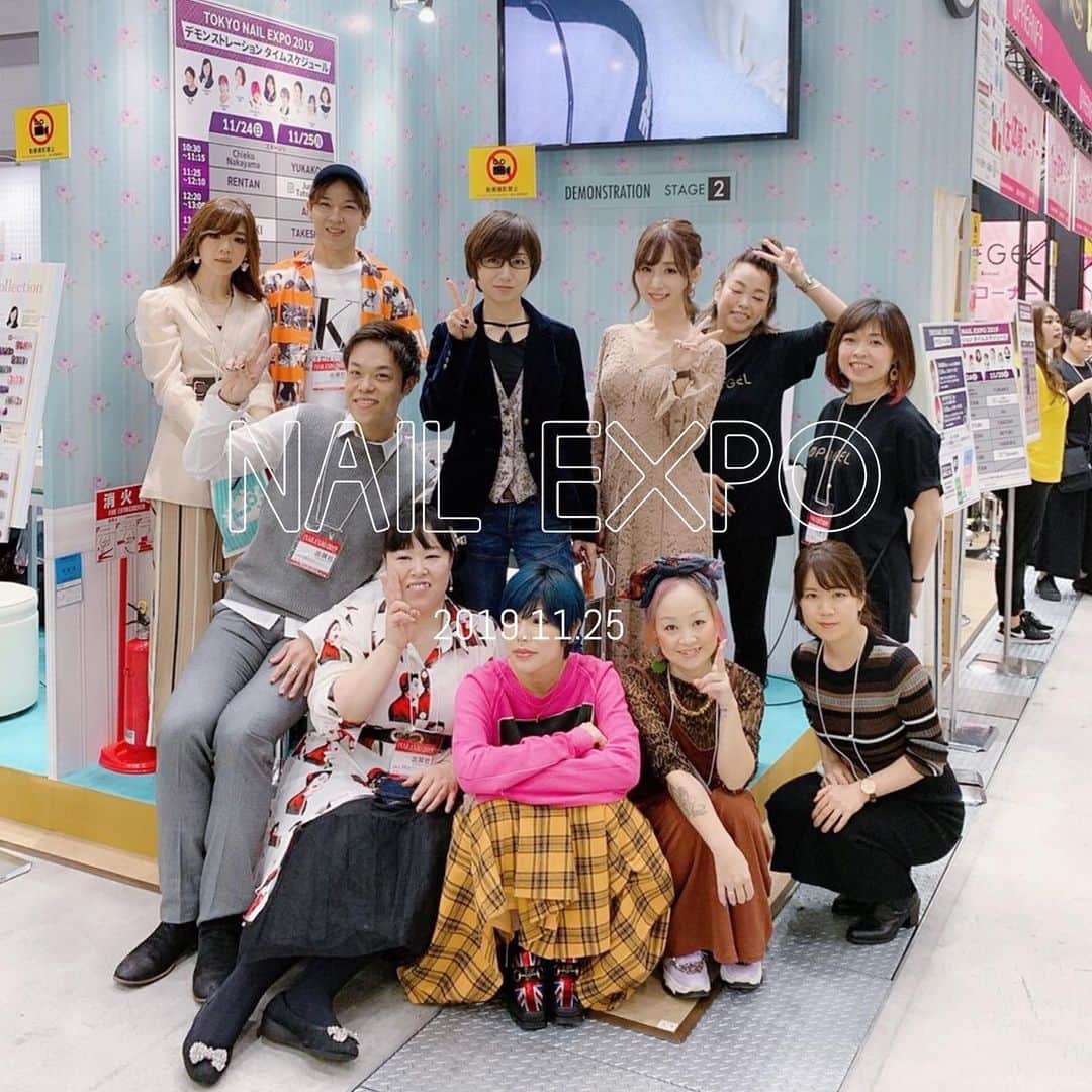 なかやまちえこのインスタグラム：「NAIL EXPO2日目のPREGELディレクションの集合写真と、なぜかクリスマスに浮かれる3人😂😂😂 NEKOさんのトナカイの耳が馴染みすぎててさすが🦌✨🎄」