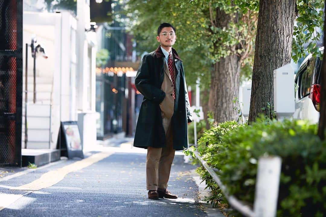 のインスタグラム：「Barbour People 「HAYDON JACKET」。こちらは1911年頃に開発され、英国の上流階級に属するMacpherson-Fletcher家が80年以上にわたり保管、Barbour社に寄贈したモデルです。クラシックなAラインシルエットが印象的なロング丈のダブルブレストコートです。 ・ ▼お知らせ▼ ただいま日本橋高島屋新館3階において、期間限定のPOP UP STOREを開催しております。 ブランドを代表するアウター以外にも、小物や軽衣料などバリエーション豊かに商品を取り揃えております。 是非この機会にご来店ください。  #Barbourpeople #Barbour #バブアー #UK」