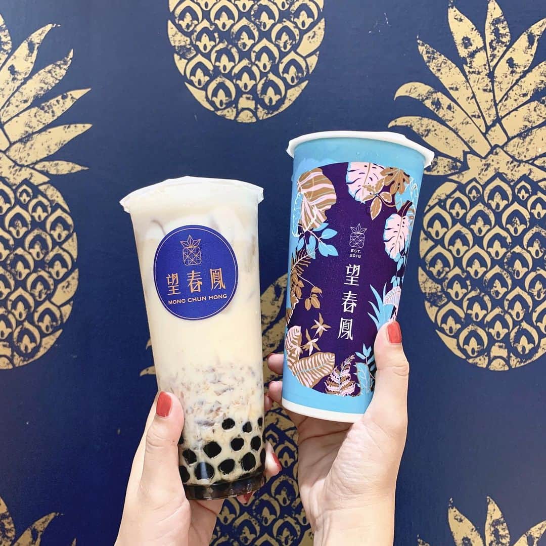 RETRIP<リトリップ>グルメのインスタグラム：「【RETRIP×台湾】 台湾旅行で欠かせないスイーツといえば、やっぱりタピオカ！ 台北市の南京復興駅に本店がある「望春鳳（モンチュンホン）」は日本未上陸のタピオカスタンドで、台湾でも珍しいパイナップルタピオカミルクティーが人気です。  実はこの可愛いタピオカドリンク、海外での旅先体験をおトクに予約できるサービス「KLOOK（クルック）」を利用すればその場で使える割引クーポンをゲットできちゃうんです。観光からグルメ、さらには高速鉄道などの交通手段まで、あらゆる場面で台湾旅行を少しでも安くおトクに満喫したいなら、ぜひ「KLOOK（クルック）」を利用してみてはいかが♪ . #RETRIP #retrip_gourmet #retrip_pr #retrip_台湾 #retrip_taiwan #リトリップ  #台湾旅行 #台湾女子旅 #台湾グルメ #台湾スイーツ #台北 #台北グルメ #台北美食 #タピオカ #タピオカグラム #タピオカ巡り#KLOOK #クルック . ▼RETRIP[リトリップ]のアプリは AppStore、GooglePlay「リトリップ」で検索！ プロフィールのURLからもダウンロードできます♬ . 旅先での体験を割引価格で予約できるサービス「KLOOK<クルック>（@klooktravel）」のInstagramも素敵な情報がたくさん！ぜひフォローしてみてくださいね。」