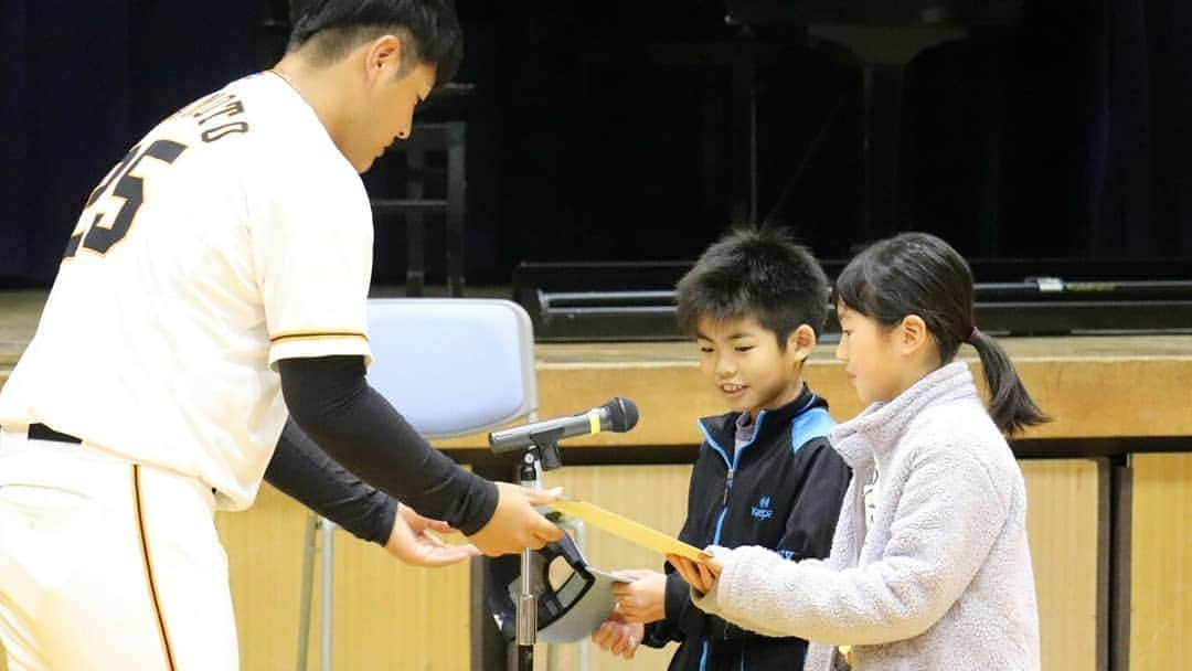 読売巨人軍さんのインスタグラム写真 - (読売巨人軍Instagram)「#岡本和真 選手が母校の五條市立北宇智小学校を訪問❗「ミニ野球教室」などを行い、子どもたちと交流しました⚾  #巨人 #ジャイアンツ #giants #読売ジャイアンツ」11月26日 18時53分 - yomiuri.giants