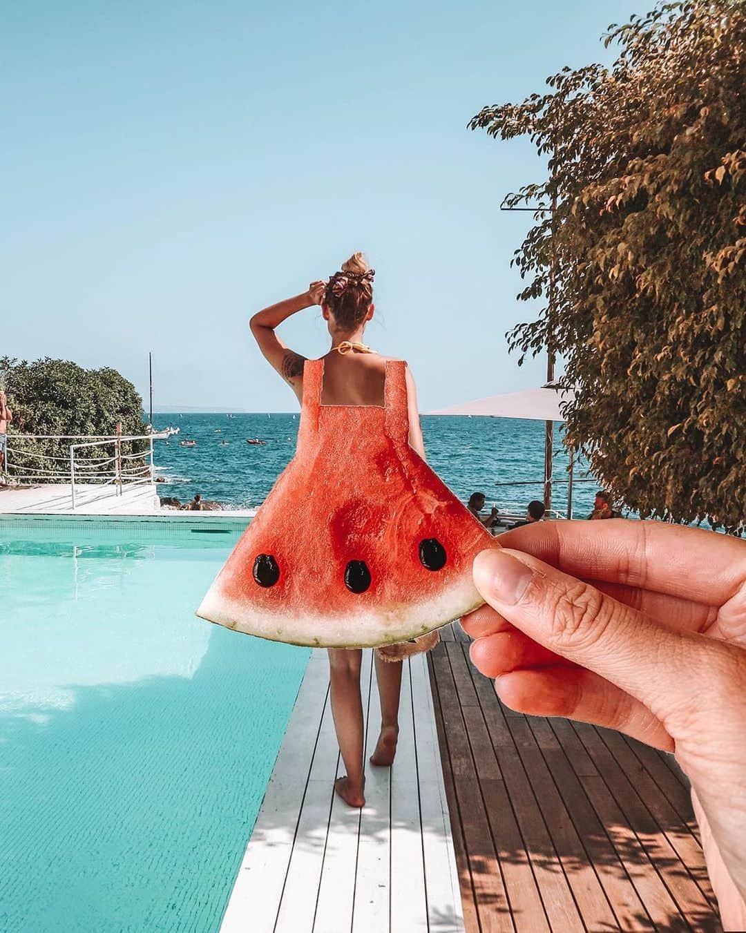 pomeloのインスタグラム：「Photo by @verouture Have a nice day!  #pomelocam #pomelocamera #pomeloapp #autumn2019 #pool #swimingpool #swiming #watermelon #fruit #skirt」