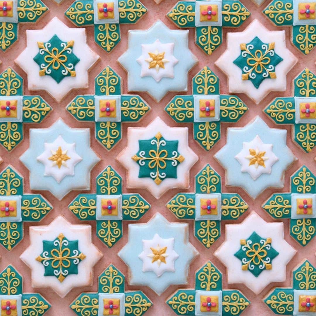 KUNIKAのインスタグラム：「Moroccan tile design cookies🔹﻿ ﻿ モロッコのタイルアートからインスピレーションを受けて作ったアイシングクッキー。﻿ クッキーの縁を残さなかったから、真上から写真撮るとクッキーに見えないな...甘い香りちゃんとしますよ。﻿ ﻿ クッキー型は @thecookiecutterland 様のクッキー型を使わせていただきました。可愛い...💗﻿ 念願のモロッコタイル型のクッキーが作れて嬉しいです。 ﻿ ﻿ ﻿ ﻿ #artofkunika #sugarcookies #decoratedcookies #cookieart #decoratedsugarcookies #royalicing #royalicingcookies #cookiedecorating #customcookies #cookiesofinstagram #cookiedesign #cookieartist #instacookie #moroccantiles #moroccandesign #moroccandecor #tileart #tiledesign #アイシングクッキー」