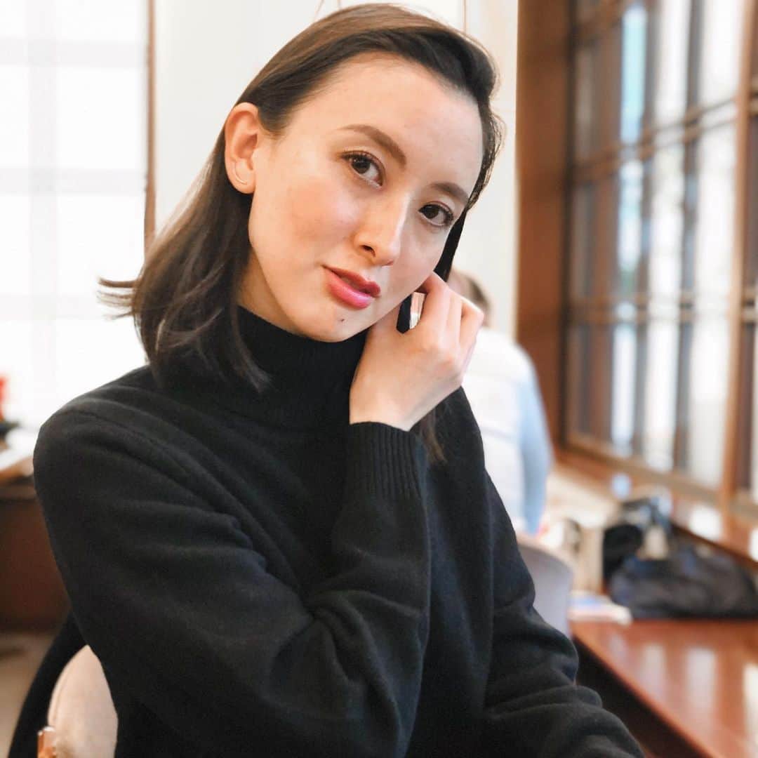 前田紀至子のインスタグラム：「近況。 育眉していた眉を大改修しました。眉を変えるだけで顔が結構変わった気がして新鮮な気分。 それからすっかり寒くなってメンズのラムタートルセーター&プラチナピアスの組み合わせが、このところの私のスタンダード。 ブラックやネイビー（このユニクロセーターは2色買い）といったダークカラーのざっくり編みタートルは大好きだけど、それだけだと重くなるかな？という時にダイアモンドとプラチナのジュエリーが大活躍。 さっと添えるだけで、ぐっと華やぐ上に顔まわりも明るい雰囲気になるからこそ、最近はこの白い輝きが大好き。 今日もお洒落なお友達にこのピアスをすっごく褒めて貰えて嬉しかった！ 冬場はもう少し大振りなのもアリかもしれないなぁ。 さてさて冬支度はもう少し続きます。 #プラチナ#プラチナジュエリー#一生モノ」