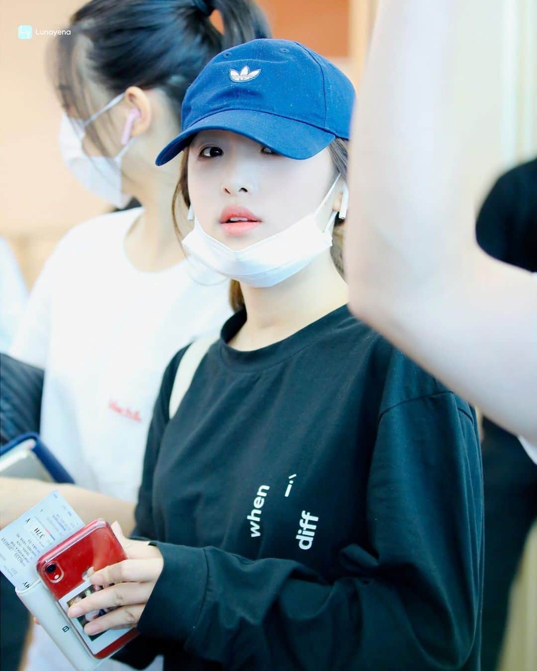 チェ・イェナのインスタグラム：「back after 1000 years but i’m so angry at mnet for doing all this to izone when none of it is even their fault... 😤😤😤😤😤😤😤😤 ➸ 190909 fukuoka airport | © lunayena tags :: 💌 #choiyena #yena #izone #izonegroup #produce #produce48 #mnet #mnetofficial #kpop #gg #girlgroup #fff #lfl #kpopfff #kpoplfl #kpopexlikes #exlikes #kpopsfs #sfs #naekkoya #nekkoya #pickme #korea #japan #프로듀스48 #프로듀스 #최예나」