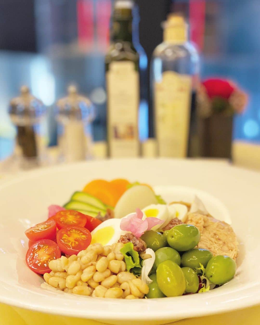 のインスタグラム：「. 気になっていた @cafecovajapan で遅めの#ランチ 🥗 見た目も美しい上に大好きなお豆がたくさん入っていて嬉しかったです😋💕 . #cafecova  #cafe #lunch #salad  #saladlunch  #yummy #ginza #ginzasix  #tokyo  #サラダ #サラダランチ  #カフェごはん  #銀座カフェ  #銀座」
