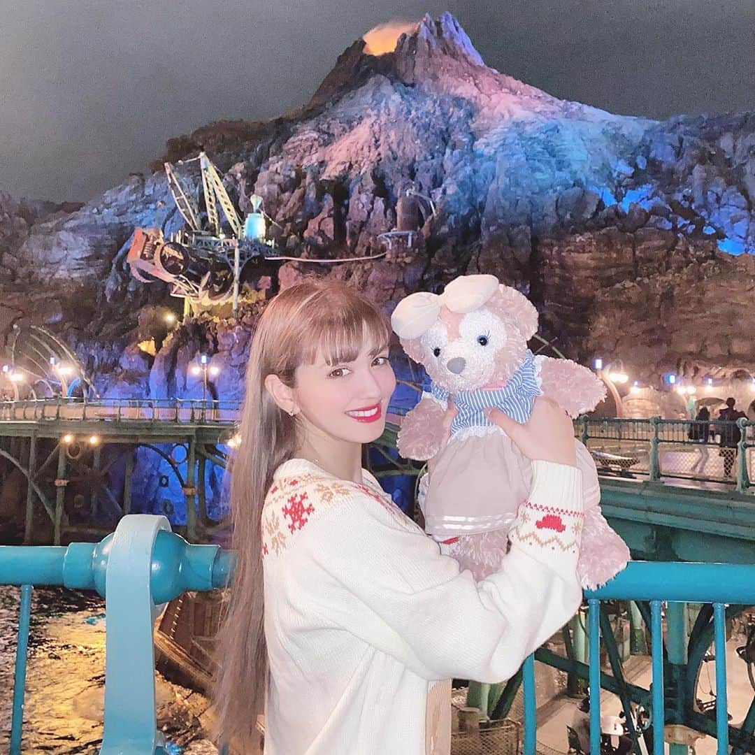 のインスタグラム：「夜のディズニーシーってキラキラしてて好き💛💛💛 お友達のシェリーメイちゃん抱っこさせてもらった🧸💕💕 #disney #tokyodisneysea #TDS #disneysea #shallymay #duffy」