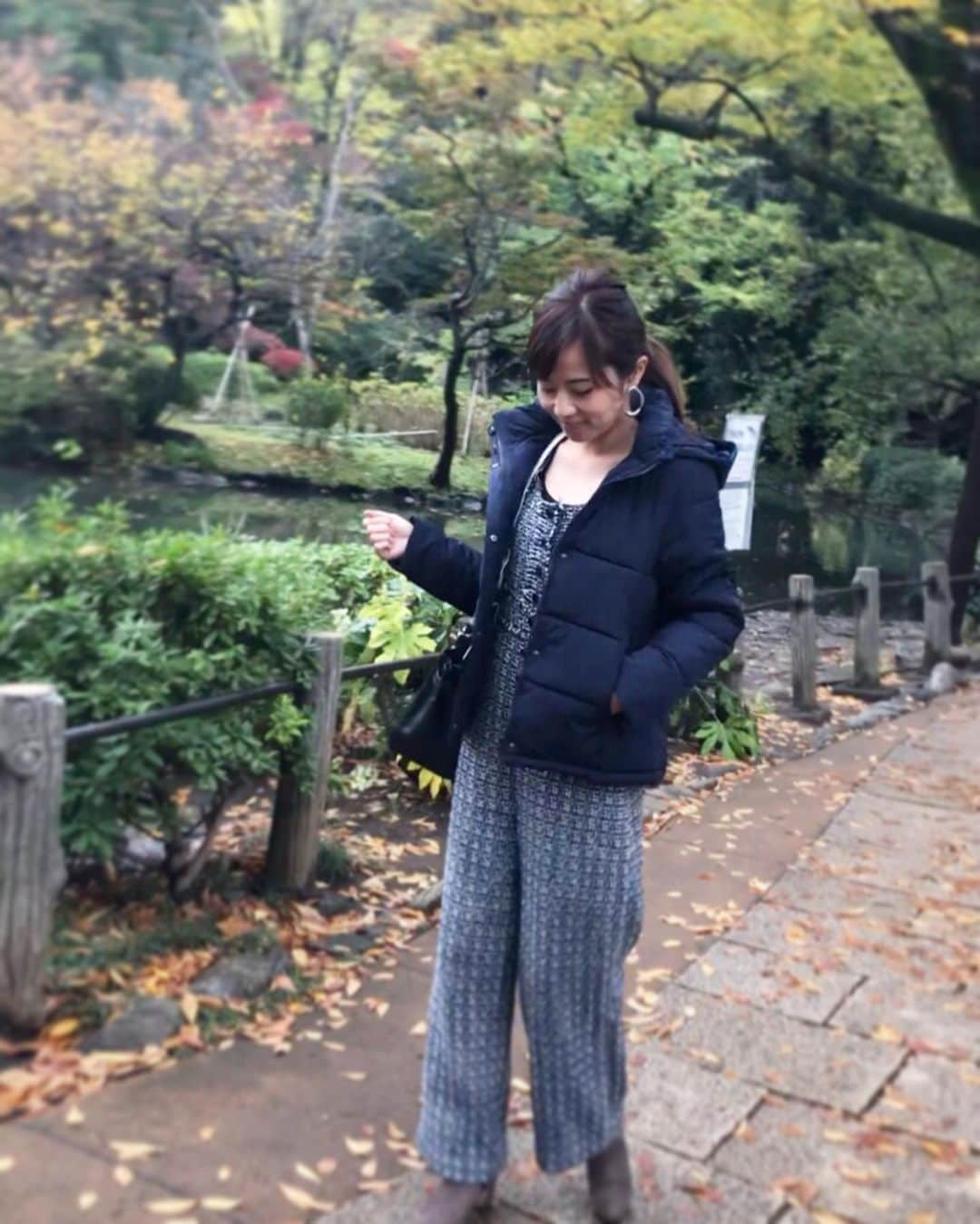 岩崎静羅さんのインスタグラム写真 - (岩崎静羅Instagram)「☺︎ ふらっと散歩にきたら 綺麗に紅葉してたー！！！ 気楽に使い倒せるアウター探してて GUの中綿ブルゾンに出会いました！ アクティブアウトドアにもってこい！ * 【真似されることはいいこと！】 大人かわいいのためのMyルール🤣笑笑 * ーーーcoodinateーーー OUTER... #GU @gu_for_all_ BOTTOMS... #birthdaybashshop  ーーーーーーーーーーーーー #155cm  #Sサイズコーデ #プチプラ  #ナカワタブルゾン #アウター #大人かわいい #カジュアルコーデ  #着まわしコーデ  #GUstyle #エロふわボディ  #プチプラコーデ #gu_for_all  #大人カジュアル #楽チン  #大人かわいいへの道  #gupr」11月26日 19時09分 - seeeeiiiiraaaa