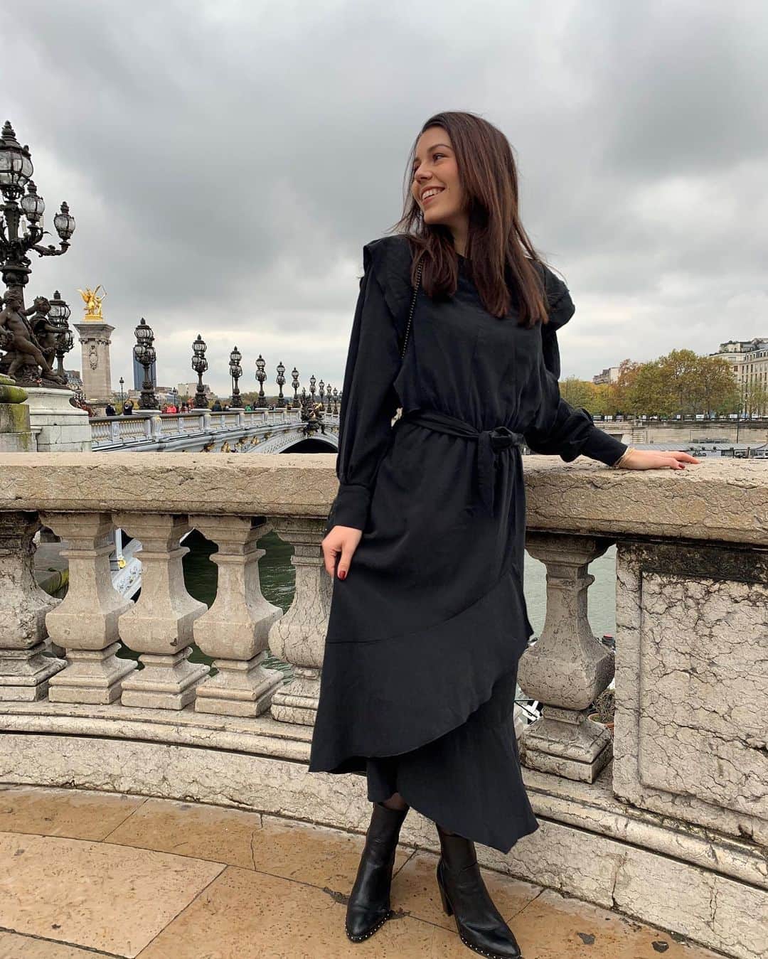 クーカイのインスタグラム：「Débutez la semaine tout en légèreté, avec la robe longue cupra. #kookai #kookaigirls #ootd #cupra」
