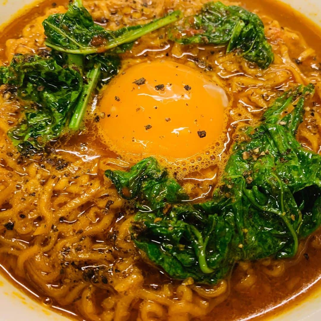 一条もんこさんのインスタグラム写真 - (一条もんこInstagram)「チキンラーメンアレンジ。  家に常備しがちな調味料でスパイスカレーラーメンを作ります♡美味♡  チキンラーメン　1袋 カレー粉　大1 チューブにんにく　小1 トマトケチャップ　大1 油　大1 水　400cc  ①鍋に油、にんにく、カレー粉、ケチャップを合わせて炒める。 ②水を入れて沸騰させ、ラーメンを入れたら好きな硬さまで煮ます。 お好みで卵黄や青菜を添えて。 #カレー#curry#レシピ#簡単レシピ#簡単料理#スパイスカレー#カレーラーメン#スパイスカレーラーメン#チキンラーメン#アレンジ料理#カレー粉#カレーパウダー#常備食#インスタント#ラーメン#夜食#みんな大好き#鍋ひとつ#一条もんこ」11月26日 19時12分 - monko1215