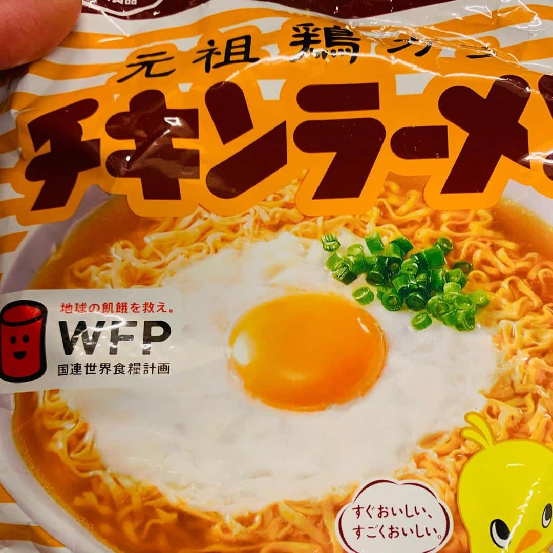 一条もんこさんのインスタグラム写真 - (一条もんこInstagram)「チキンラーメンアレンジ。  家に常備しがちな調味料でスパイスカレーラーメンを作ります♡美味♡  チキンラーメン　1袋 カレー粉　大1 チューブにんにく　小1 トマトケチャップ　大1 油　大1 水　400cc  ①鍋に油、にんにく、カレー粉、ケチャップを合わせて炒める。 ②水を入れて沸騰させ、ラーメンを入れたら好きな硬さまで煮ます。 お好みで卵黄や青菜を添えて。 #カレー#curry#レシピ#簡単レシピ#簡単料理#スパイスカレー#カレーラーメン#スパイスカレーラーメン#チキンラーメン#アレンジ料理#カレー粉#カレーパウダー#常備食#インスタント#ラーメン#夜食#みんな大好き#鍋ひとつ#一条もんこ」11月26日 19時12分 - monko1215