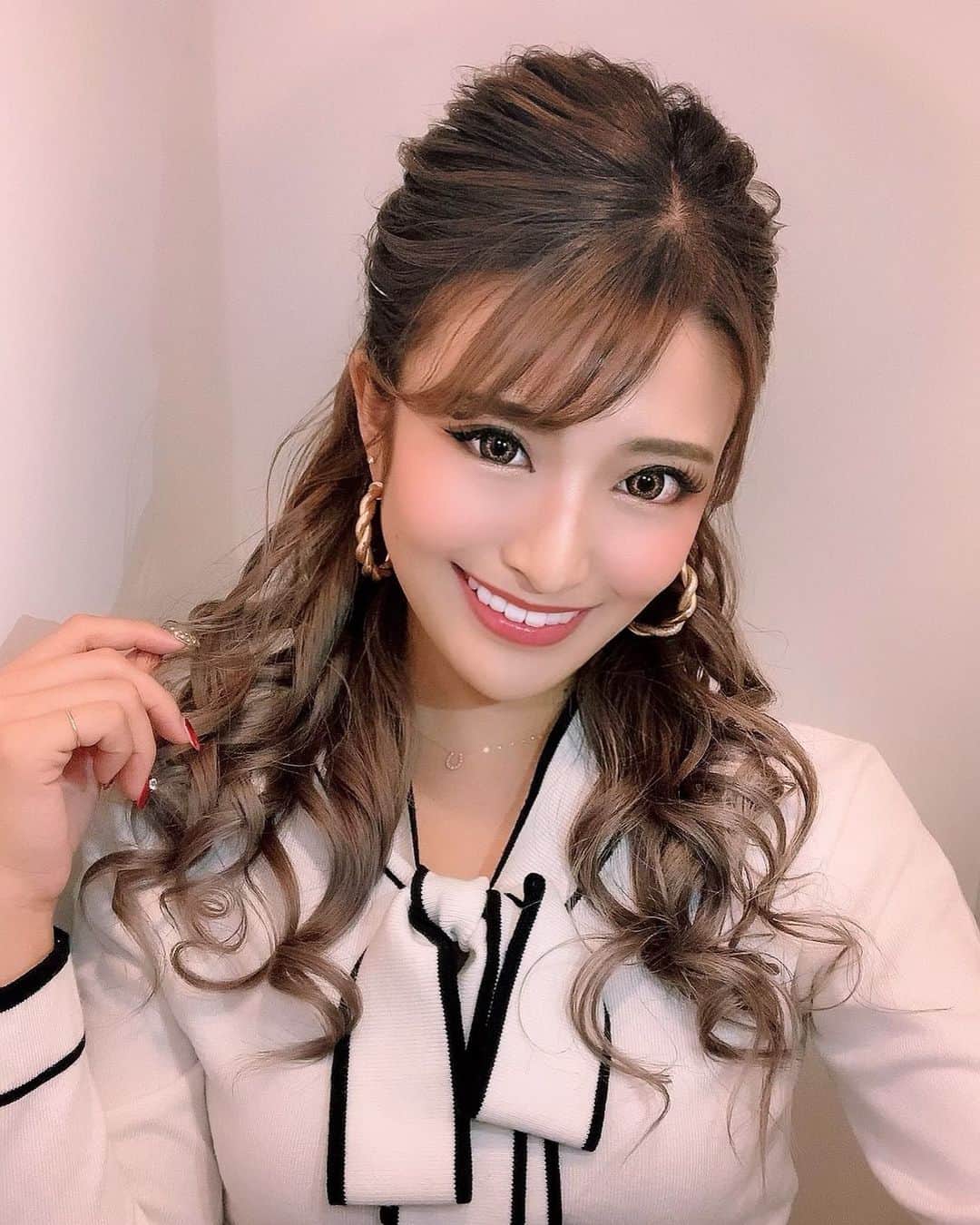 鈴木まりなのインスタグラム：「New Hair💋 渋谷のMen's Lapis 担当はたくみくん🌟   グラデーションにしてもらったよ🌈 ラピスのブリーチ全然傷まないから安心❤️ カクテルトリートメントでさらさら✨   たくみくんまじで上手い！完璧🔥   センター街まっすぐいったらすぐ 渋谷区宇田川町31-4 シノダビル5F      #dj #girlsdj #femaledj #asiandj #Japanesedj #djlife #djingismylife #djinglife #djlifestyle」
