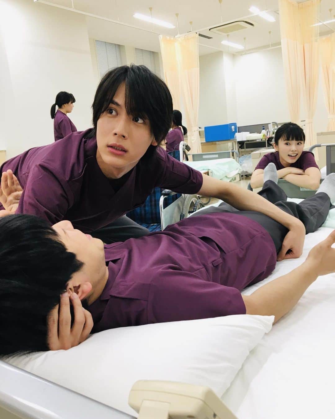 【公式】G線上のあなたと私のインスタグラム：「_ ﻿ ／﻿ ﻿ 『#G線上のあなたと私』第7話﻿ 放送まであと❸時間きりました💗🥺﻿ ﻿ ＼﻿ ﻿ いつもとはちょっと格好が違う、﻿ 実習中のこの3人からカウントダウン✨﻿ ﻿ 理人くん は、真剣に実習中のようですが、、﻿ コーちゃんと結愛ちゃん、﻿ 笑っちゃってますよ😂﻿💜 ﻿ #理人くんたち病院実習はじまりました﻿ #第6話の最後の理人くんと結愛ちゃんのその後は🙈﻿ #中川大志　#小西はる　#きづき」