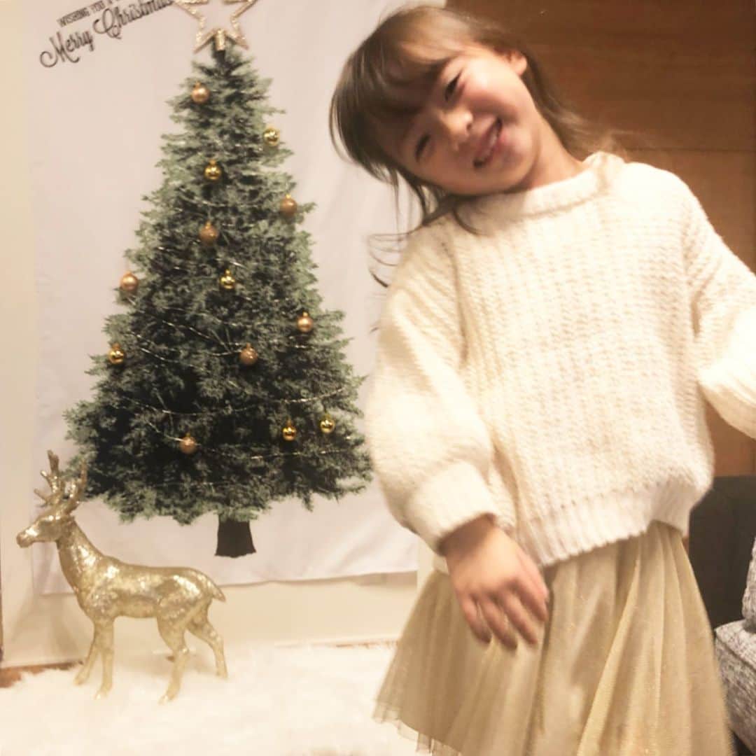 Megumiのインスタグラム：「まいの希望でオーナメントくっつけたよ🎄✨ つけた方が可愛い〜♪♪♪ ✨ それにしても画質悪いなー………(T ^ T) ✨ ✨  #クリスマスツリー  #ウォールクリスマスツリー  #xmastree」