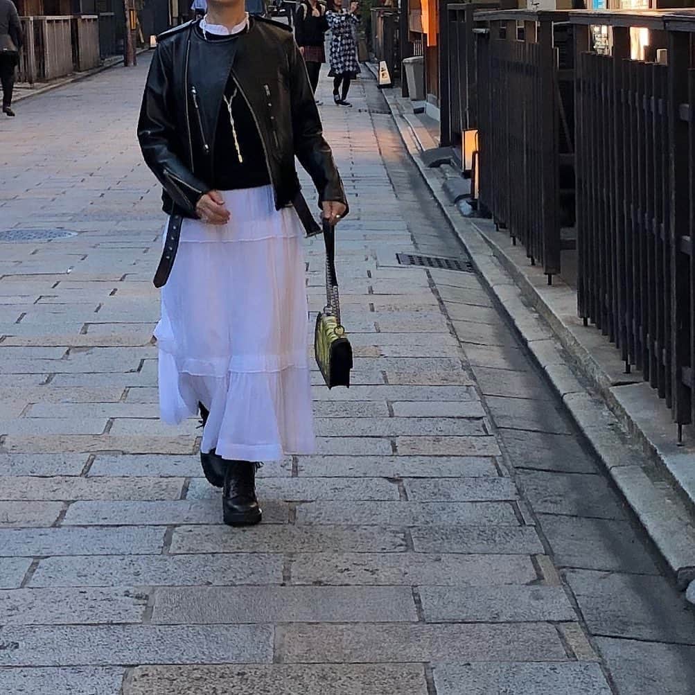 chikako0824のインスタグラム：「白ワンピース。1枚では絶対着れない服。リボンとかフリルとか好きなようです。  #drawer  #isabelmarant  #prada  #valentino  #conritmo  #ドゥロワー  #イザベルマラン  #プラダ  #ヴァレンティノ  #コンリトゥモ」